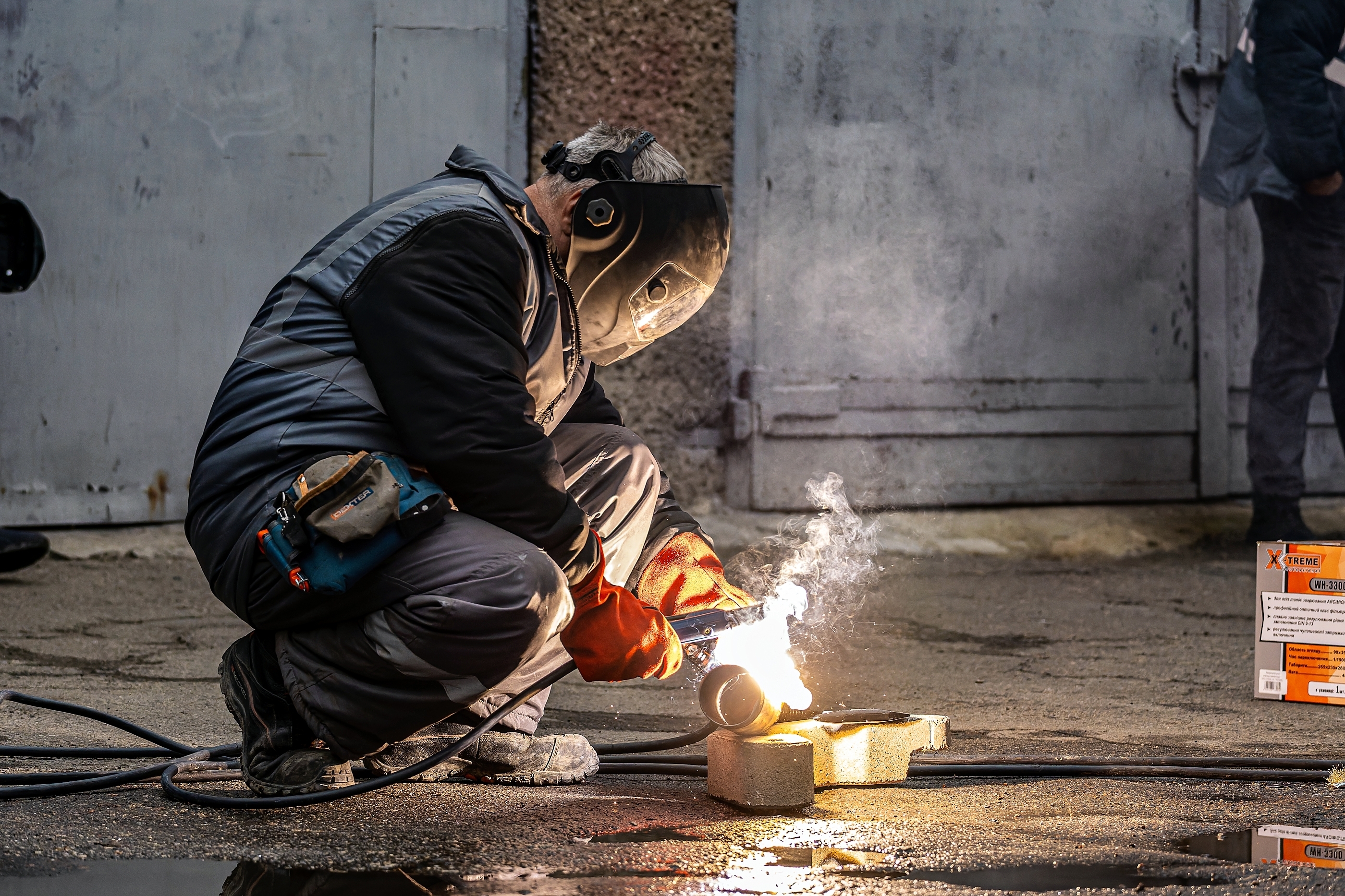 Un soldador de MOTE practica el uso del equipo incluido en el kit del vehículo de emergencia.