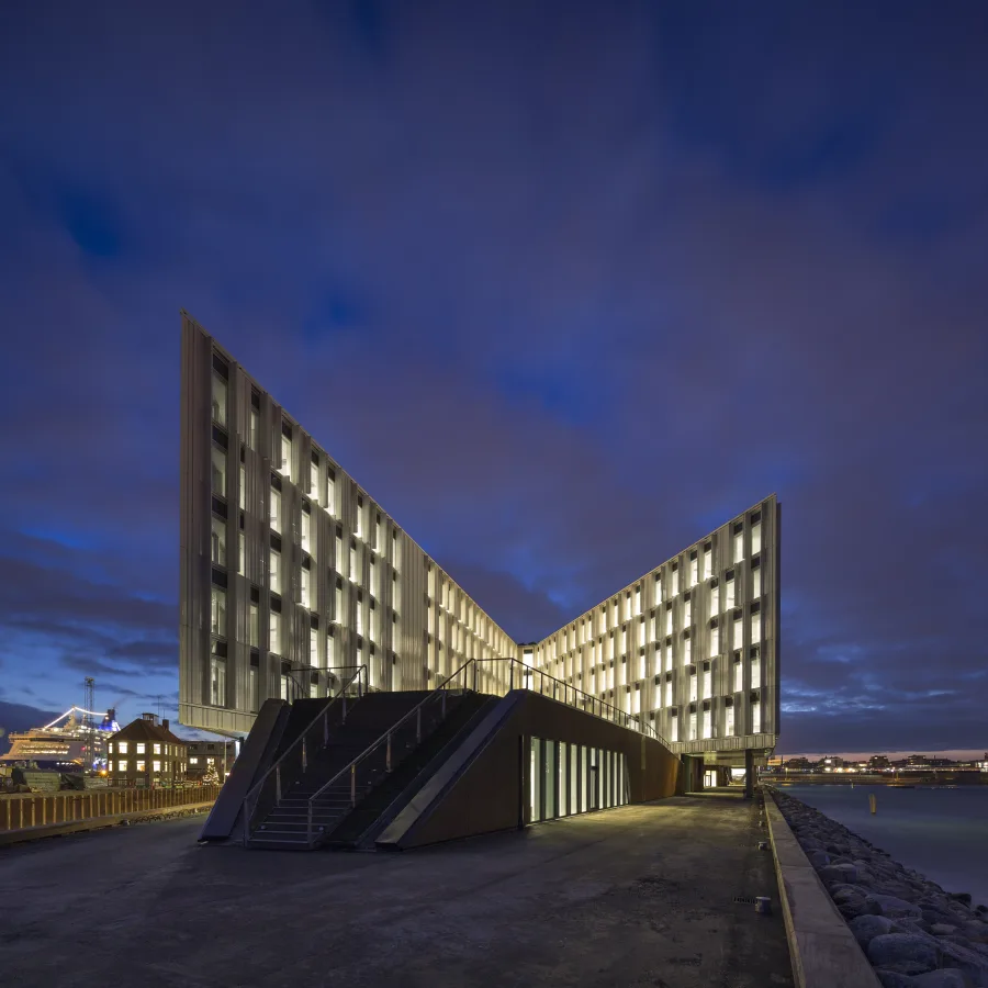 The building, designed by 3xNielsen, is shaped like an eight-fingered star with an open space in the middle, which reflects interagency communication and cooperation.