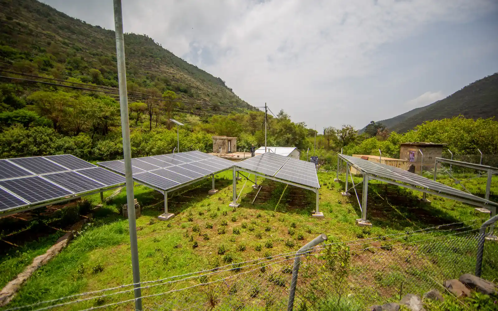 Les panneaux solaires d’un puits dans le district de Badan, dans le gouvernorat d’Ibb, qui permettent d’approvisionner les foyers en eau courante.