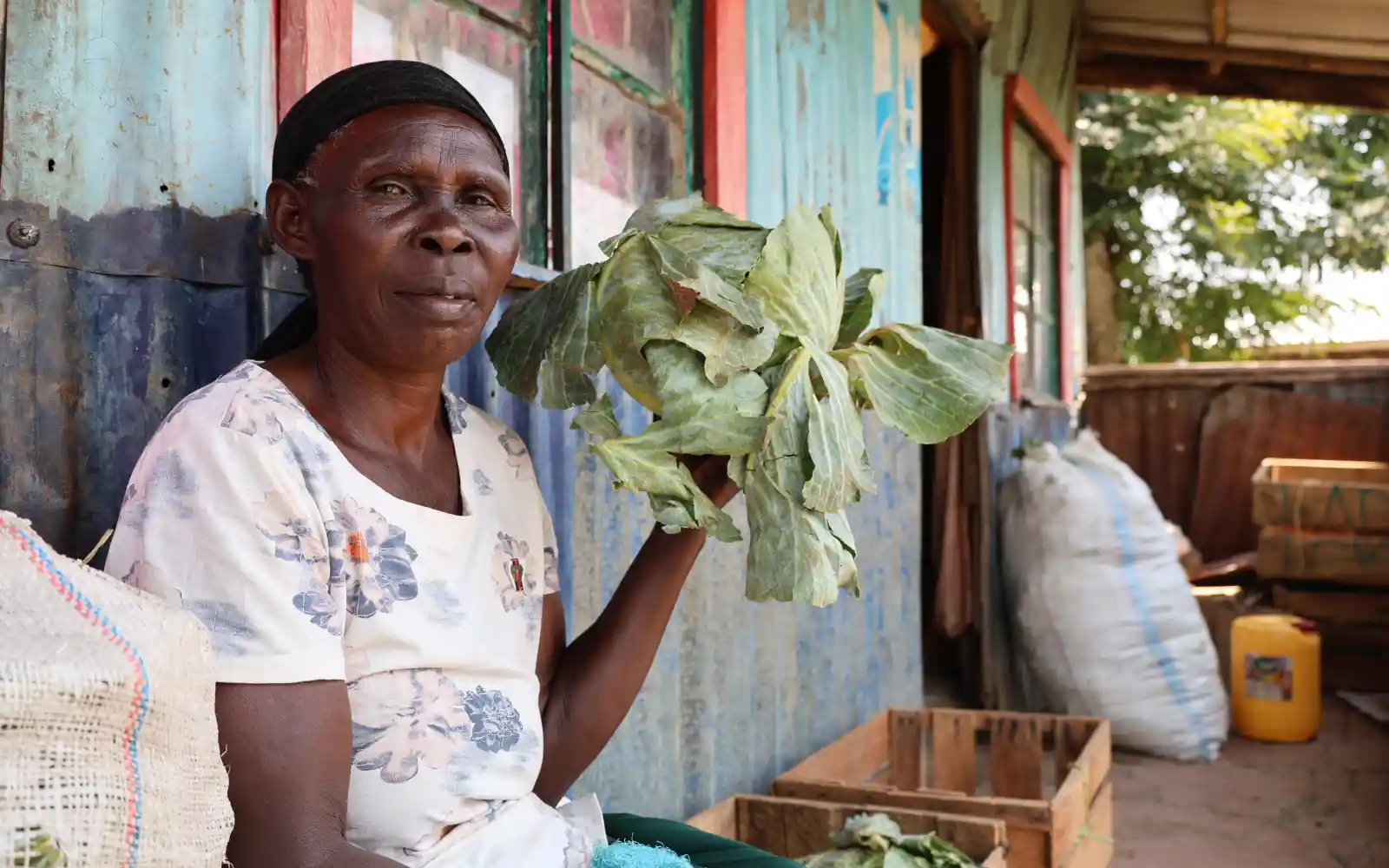 Dorcas utilizó el dinero que recibió para reabastecer su puesto de comestibles.