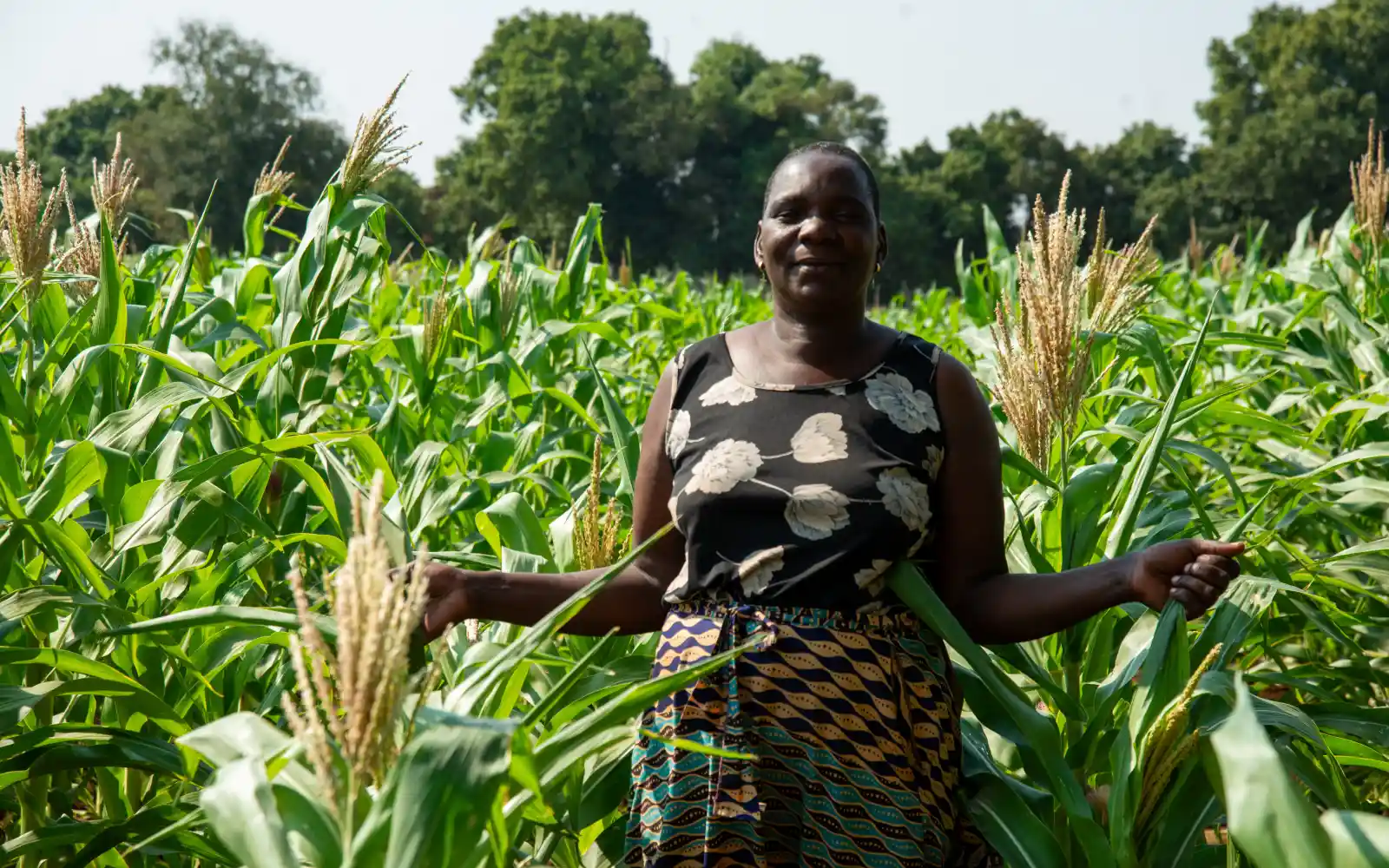 Une agricultrice montrant ses récoltes