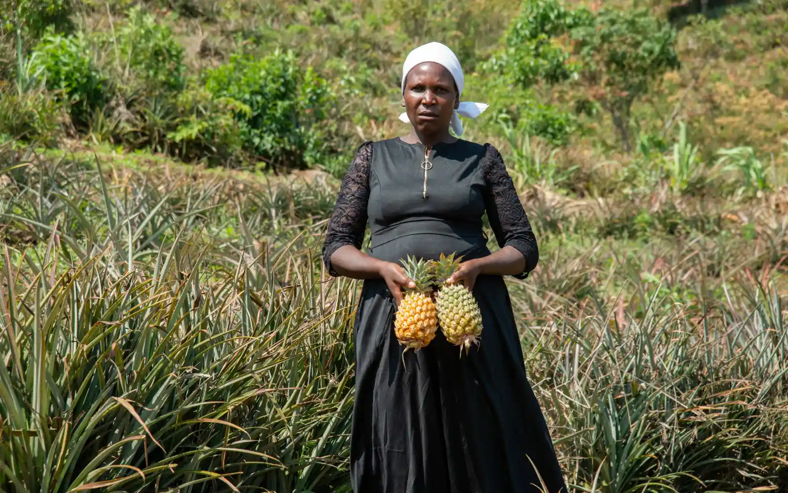 Une agricultrice montrant ses récoltes