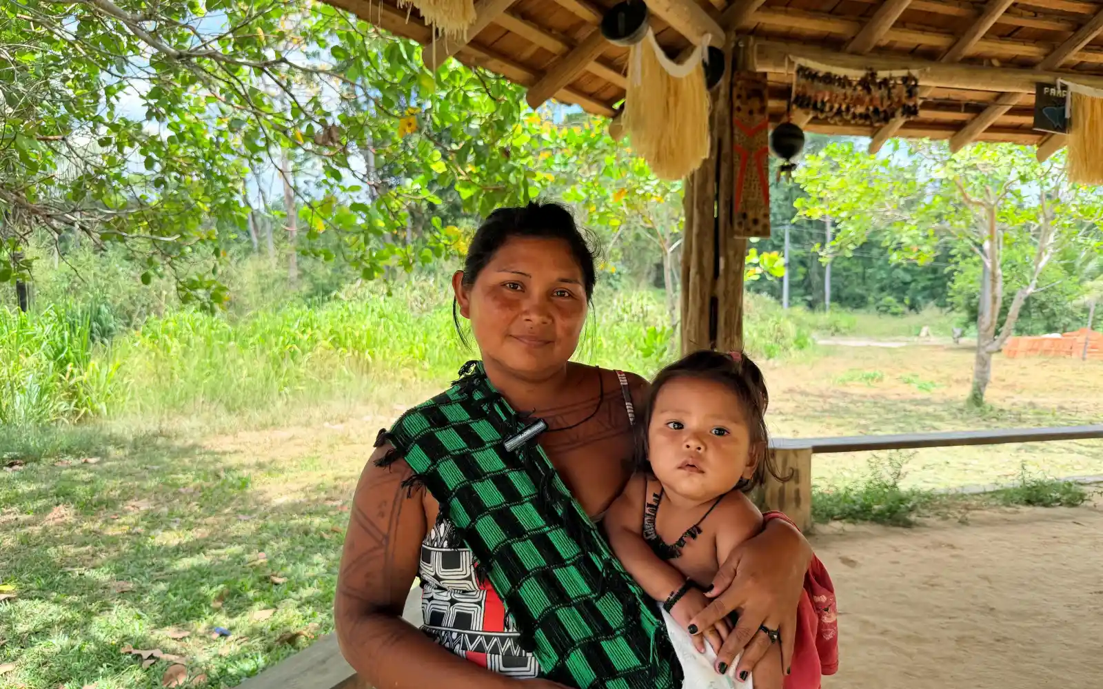 Liliane, une institutrice avec sa fille Maynom
