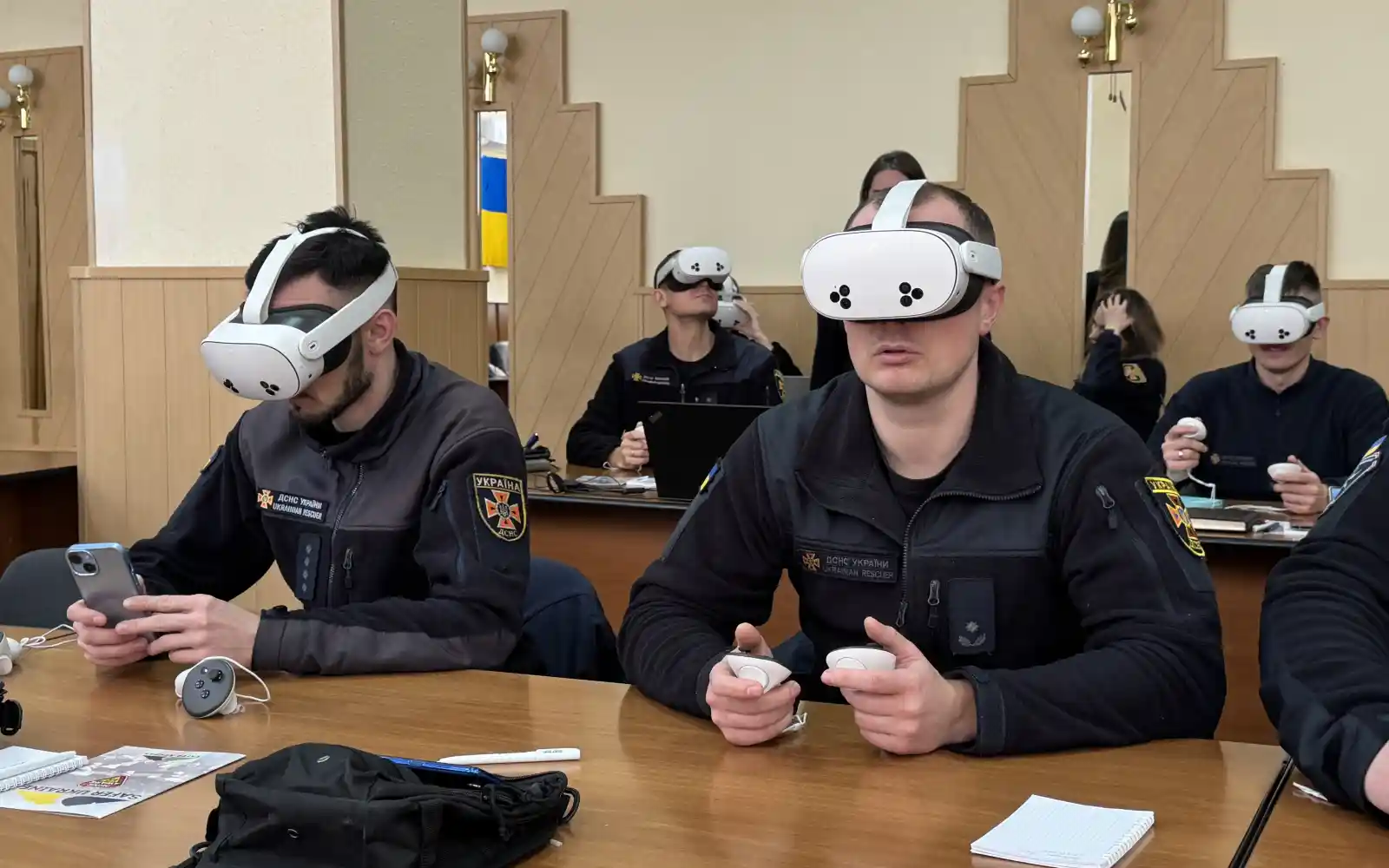 Personal del Servicio Estatal de Emergencias de Ucrania se familiariza con las gafas de realidad virtual.