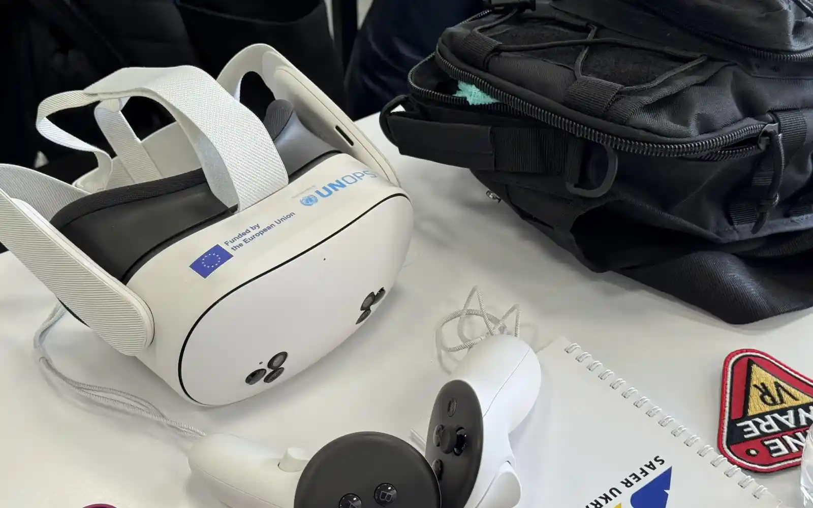 Un equipo de gafas de realidad virtual y accesorios.