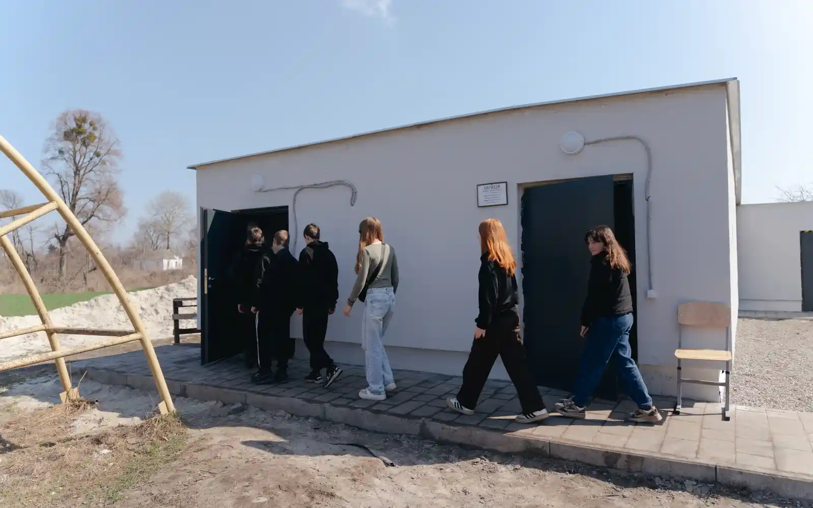 Estudiantes que se dirigen al refugio durante una alerta de ataque aéreo. ©UNOPS/Veronika Yaresko