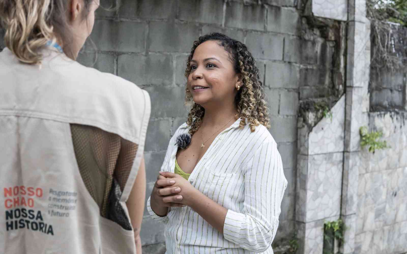 Roberta Santos, une résidente déplacée, discute avec l’équipe du projet.