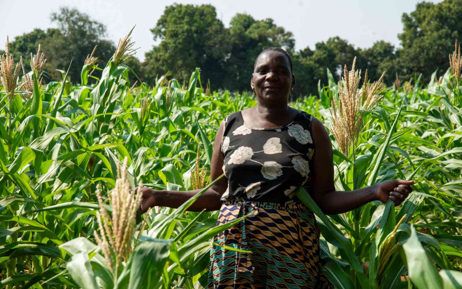 Una agricultora muestra sus cosechas.