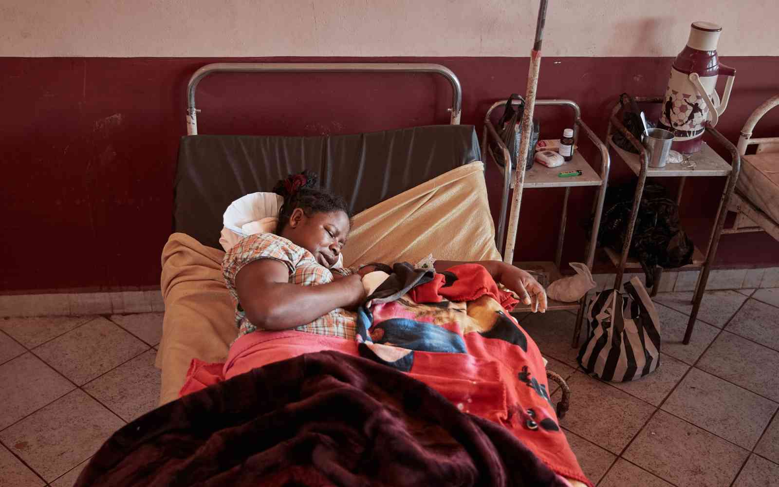 Jacquis Razaiarimanana avec sa petite fille nouveau-née