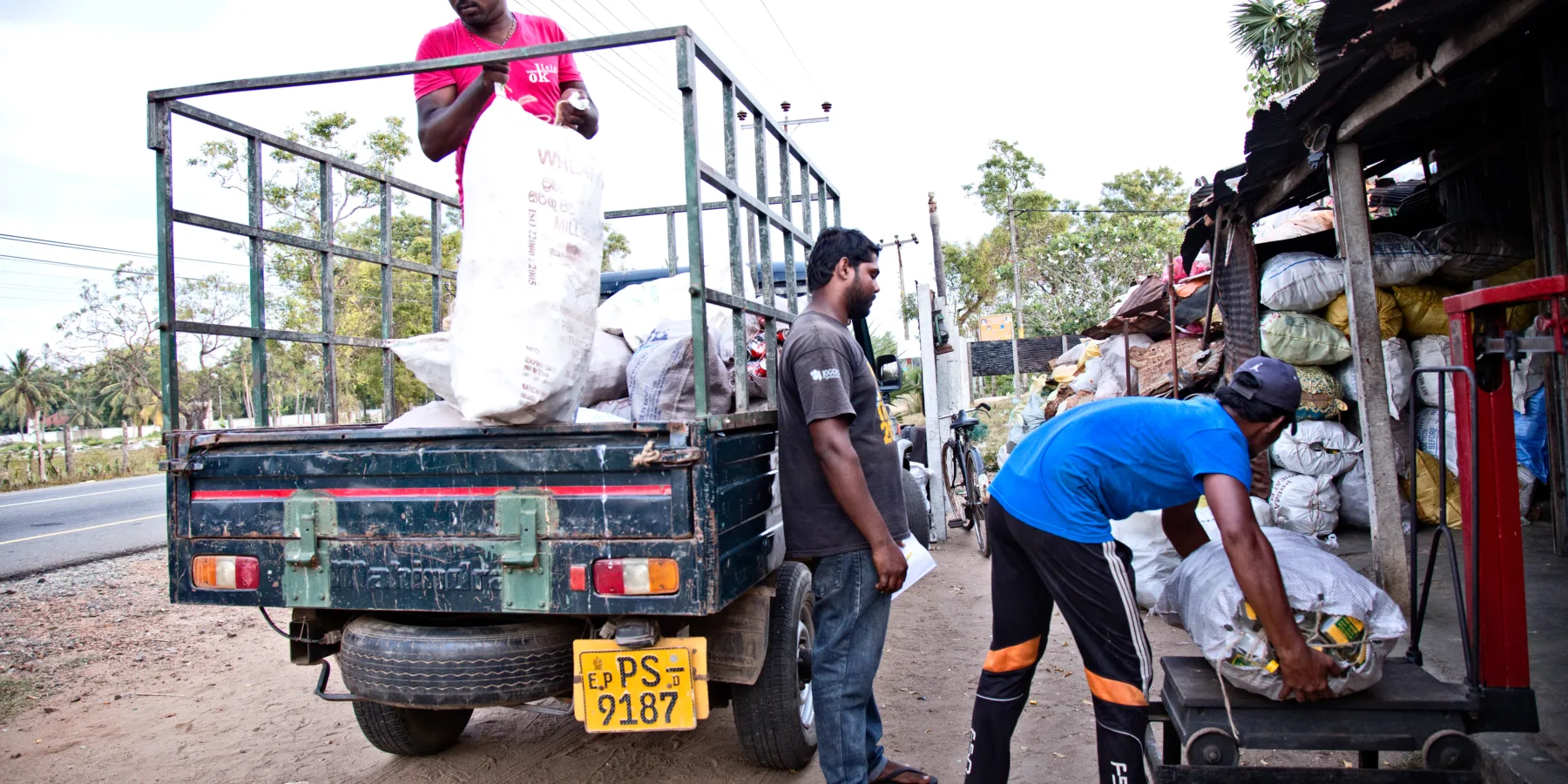 La récupération des ressources par la collecte et la commercialisation des déchets recyclables contribue aux activités économiques locales et à la réduction de la pollution environnementale.