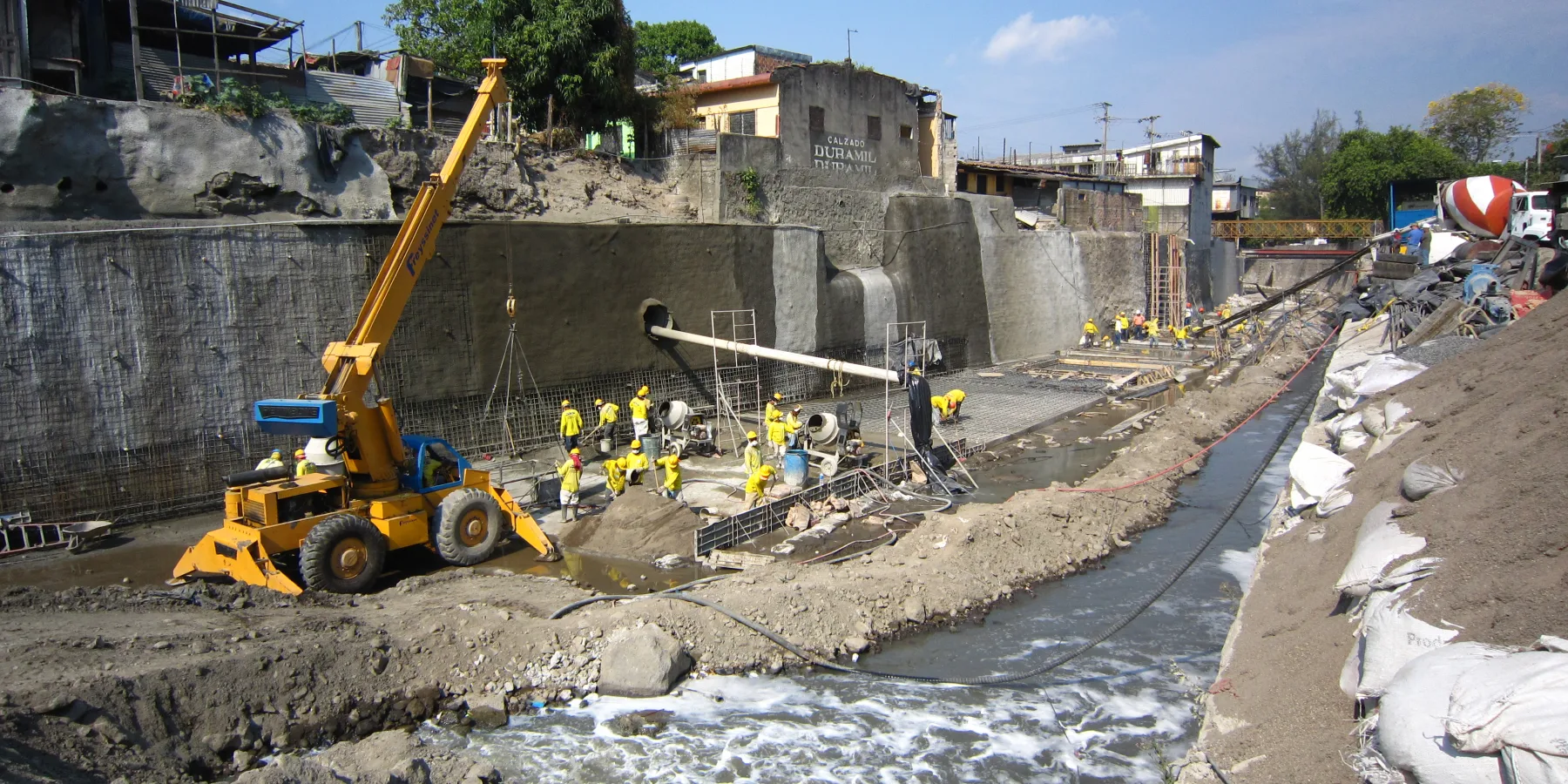 Un canal de hormigón de 216 metros mejora la gestión del agua durante los períodos de fuertes lluvias.