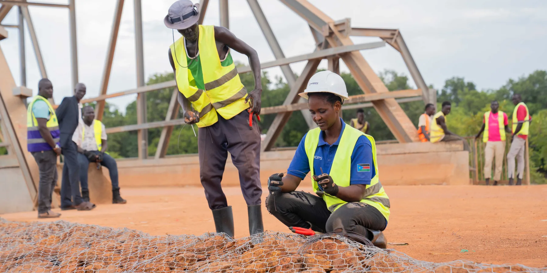 Martha Adut Anei trabaja en las obras del puente de Nyamlel.