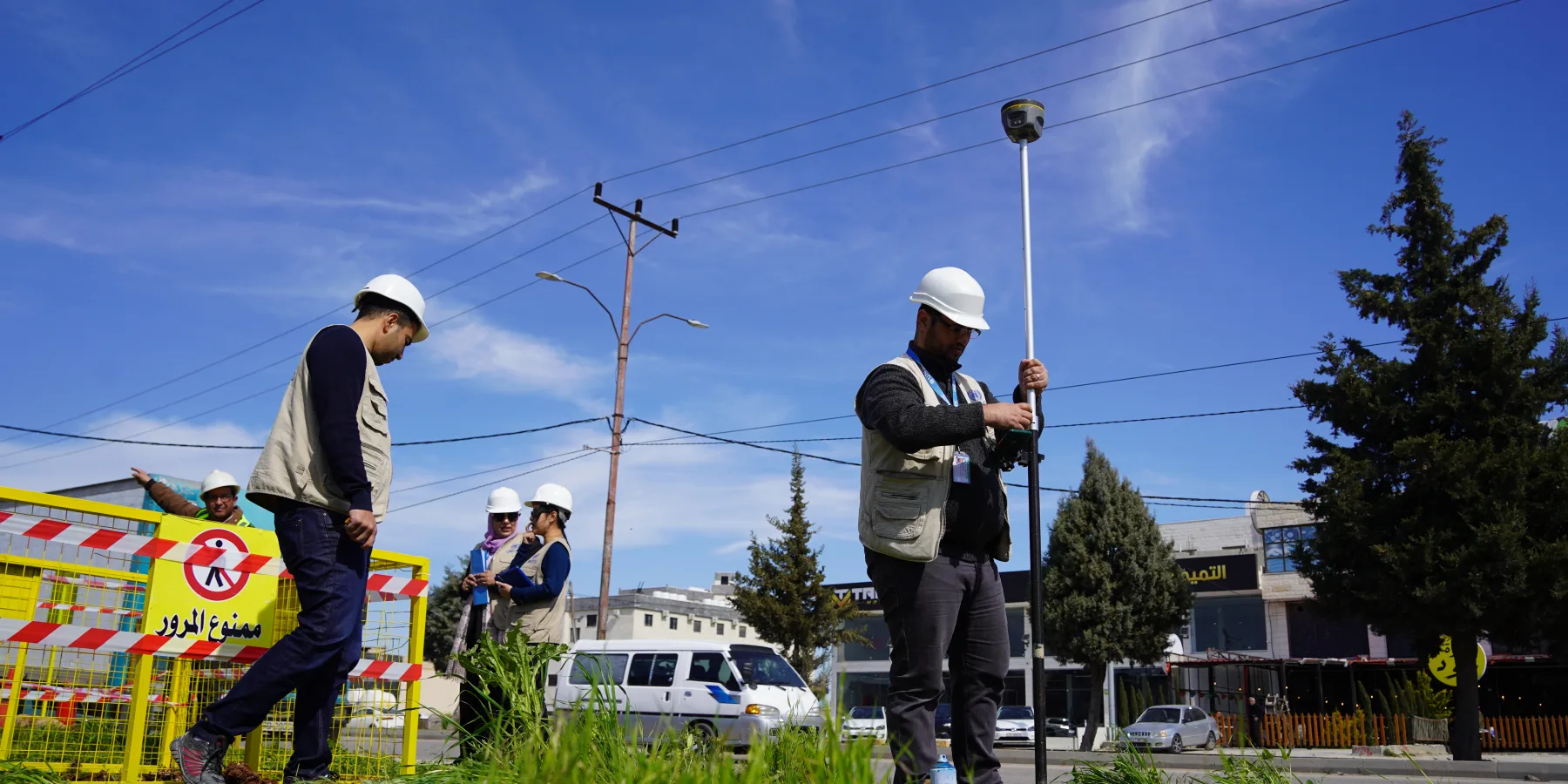 El equipo de proyecto graba las coordenadas utilizando un dispositivo GPS.