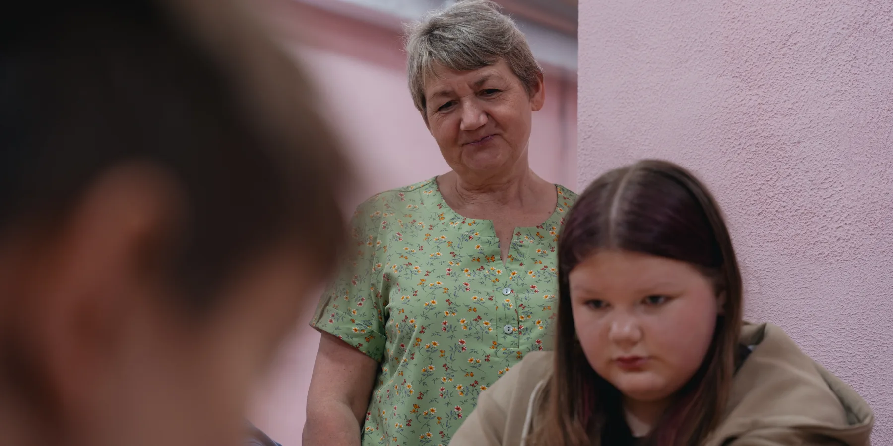 Sofiia estudia en el sótano renovado de una escuela secundaria local en Kovpyta. ©UNOPS/Veronika Yaresko