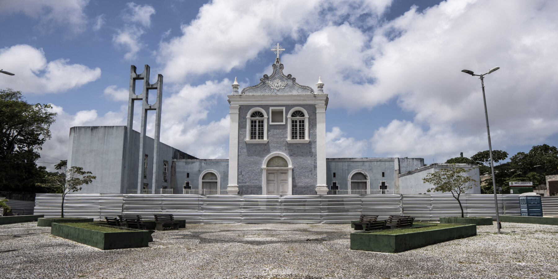 Cercas de contenção bloqueiam o acesso à igreja, identificada como uma área de risco
