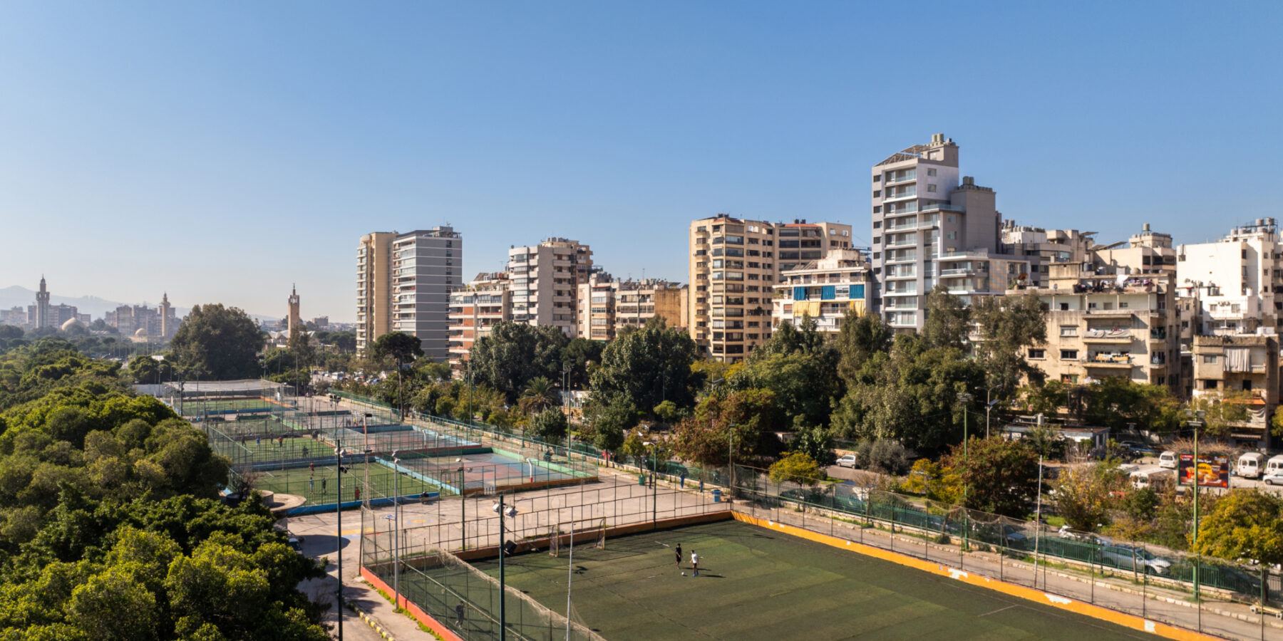 Ocho espacios verdes públicos, que abarcan más de 70.000 metros cuadrados, se están revitalizando e integrando soluciones de energía renovable.