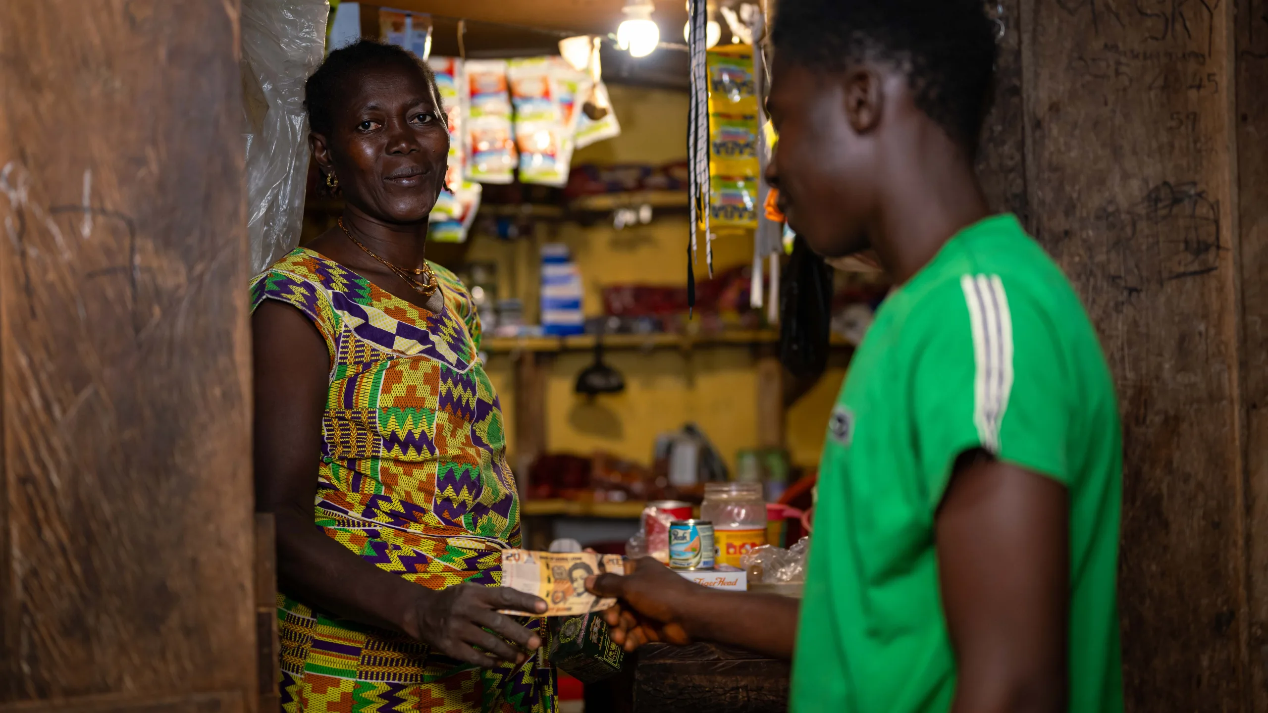 Maseray Turay mantiene su tienda en Kambia abierta hasta las 23.00 desde que se instaló la minirred solar en su aldea. © Energía Sostenible para Todos (SEforALL)
