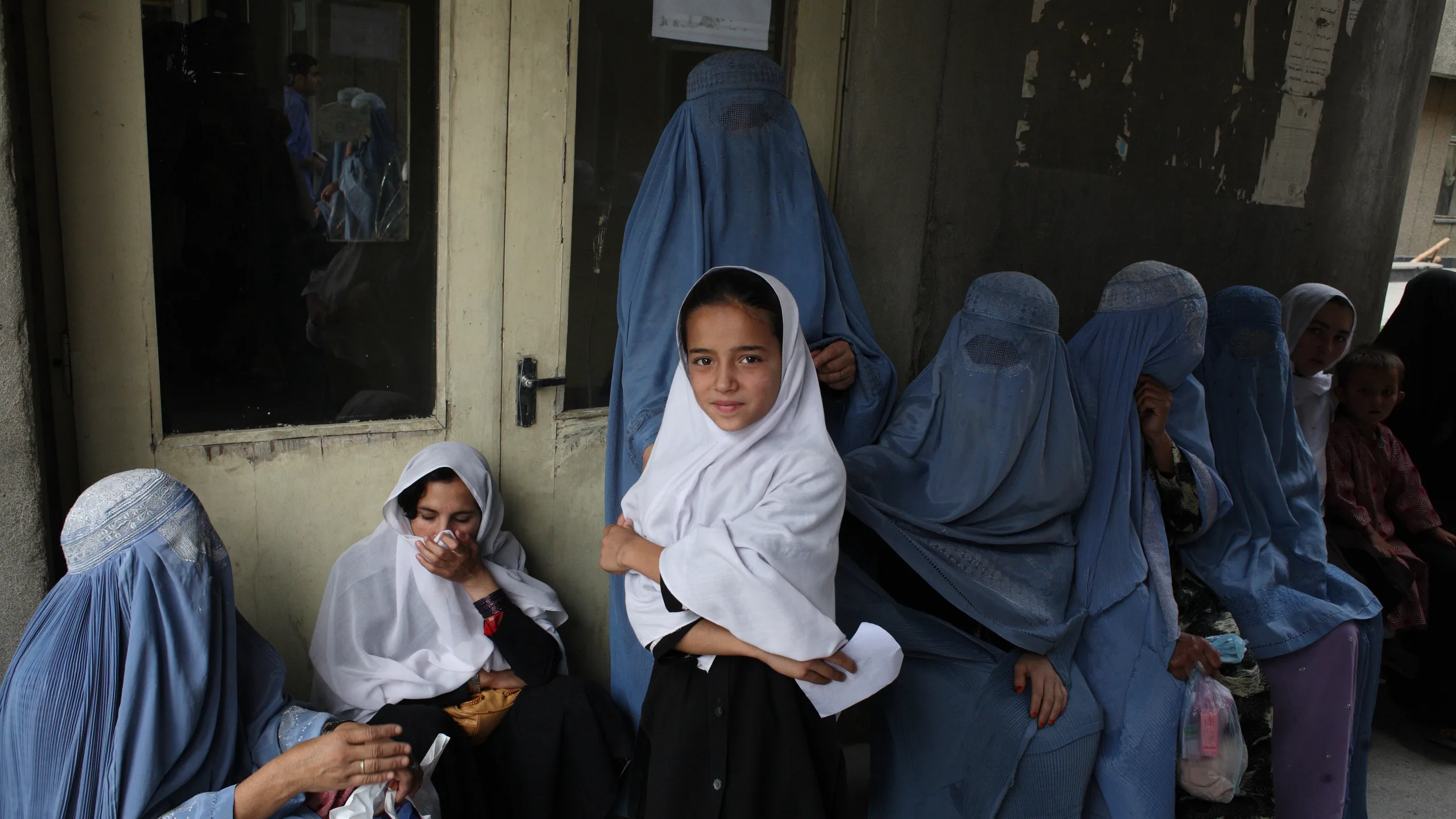 Mujeres y niñas afganas de todas las edades esperan para realizarse las pruebas de la tuberculosis.