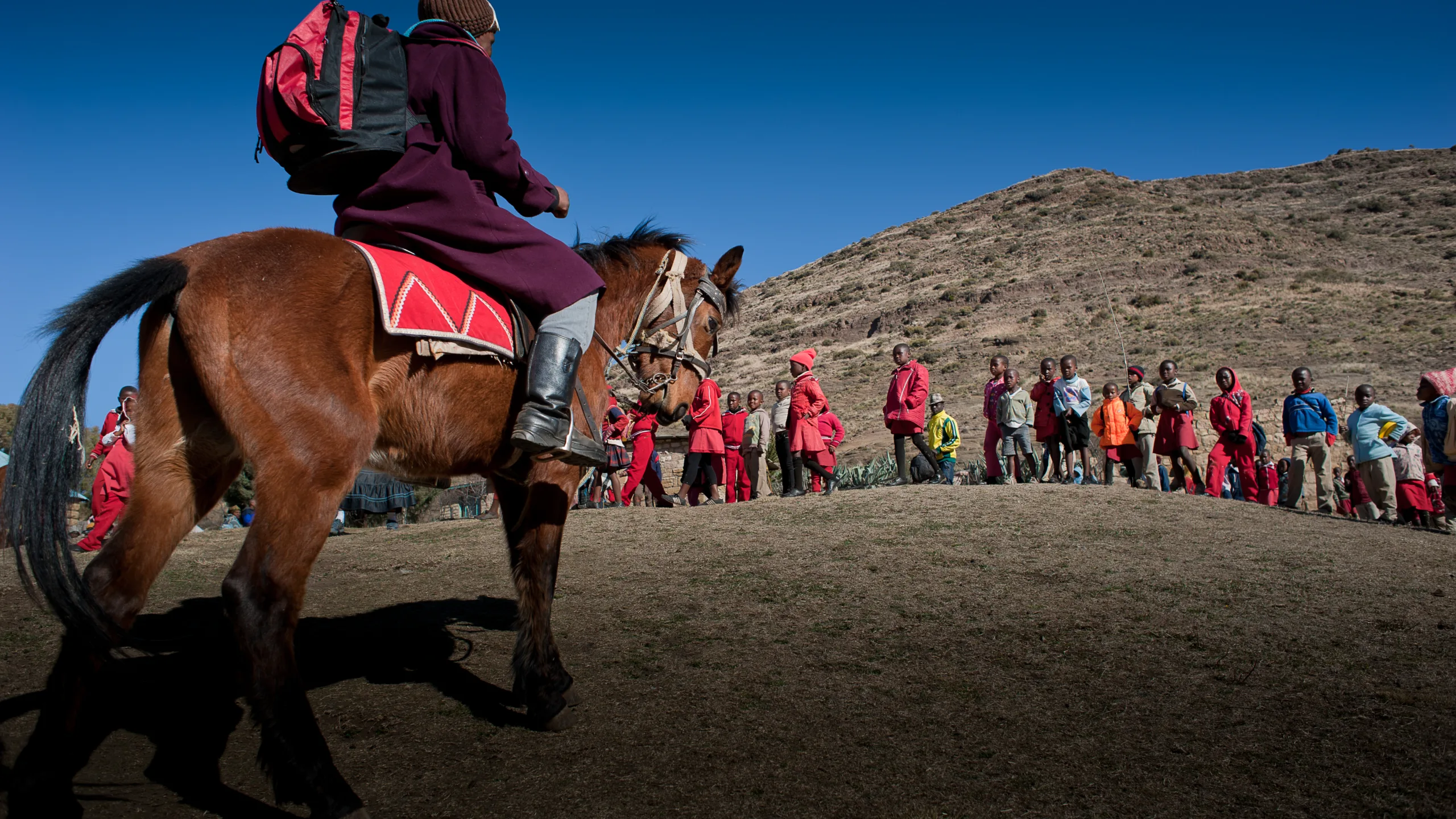 Este trabajador sanitario se desplaza en caballo para poder extraer las muestras de esputo necesarias con el fin de diagnosticar la tuberculosis en pacientes de áreas remotas en Lesotho.
