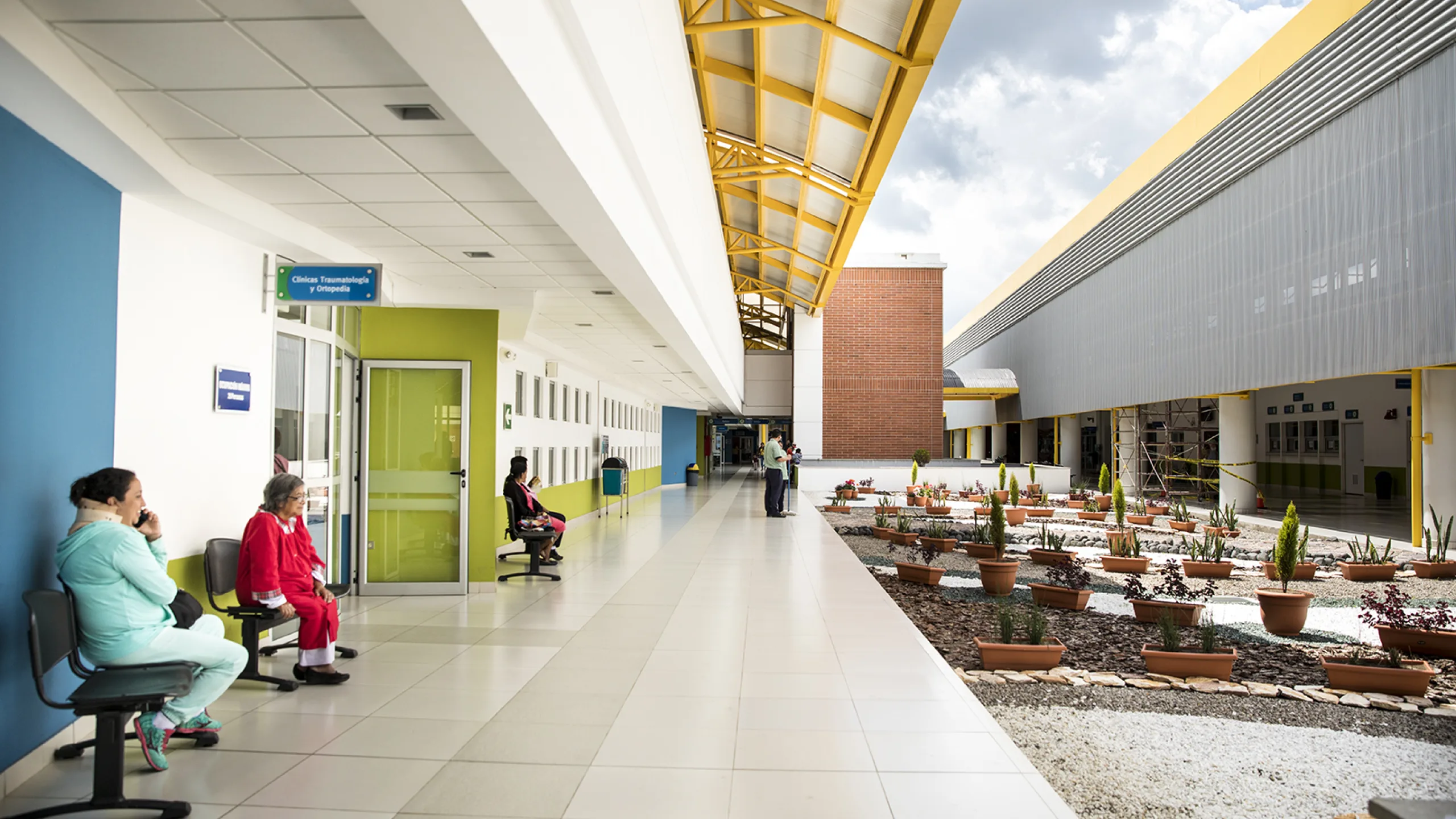 The facility incorporates environmentally friendly and earthquake-resistant designs, and has 33 specialty clinics, 13 operating rooms, 300 beds and +1,500 employees.
