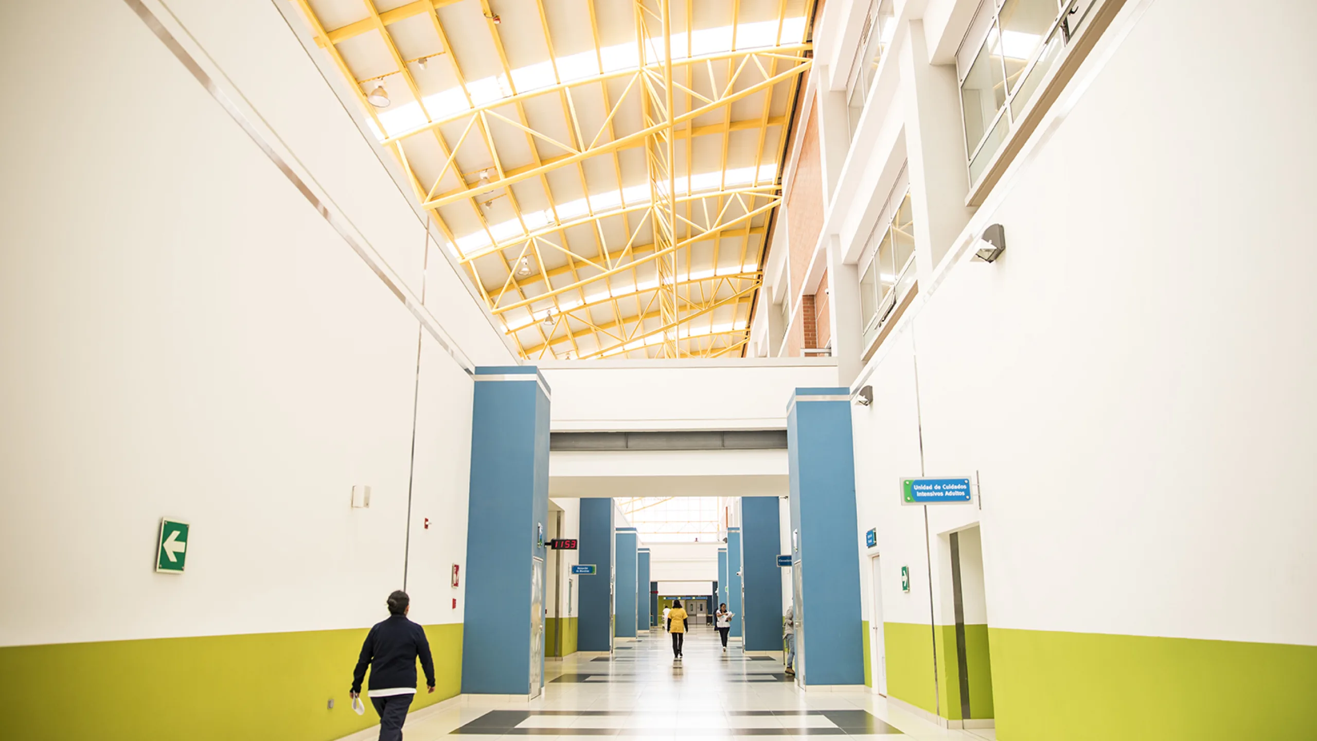 The facility incorporates environmentally friendly and earthquake-resistant designs, and has 33 specialty clinics, 13 operating rooms, 300 beds and +1,500 employees.