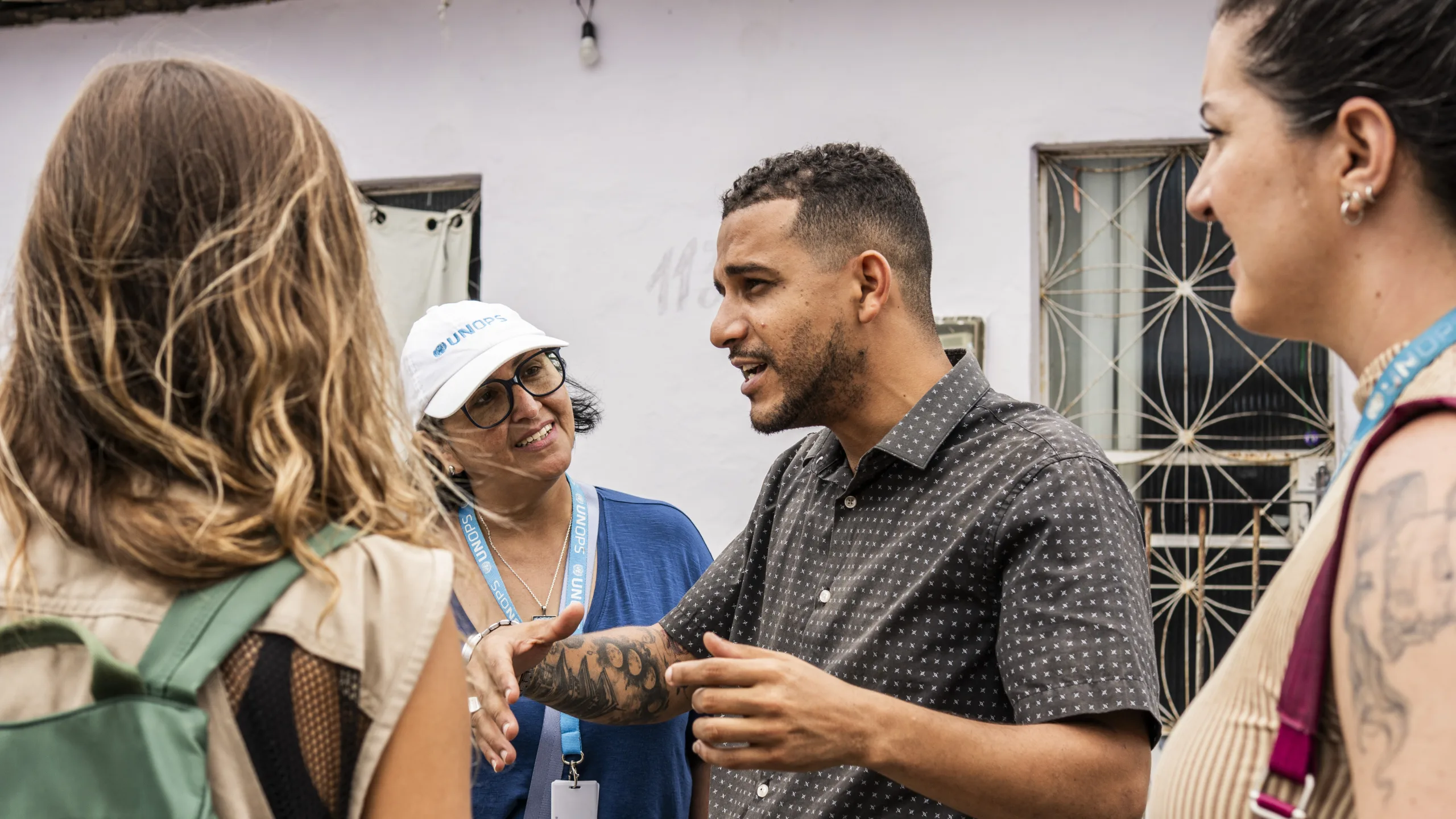 Paulo Rodrigo, a young leader of the Quebrada community, speaks with the project team