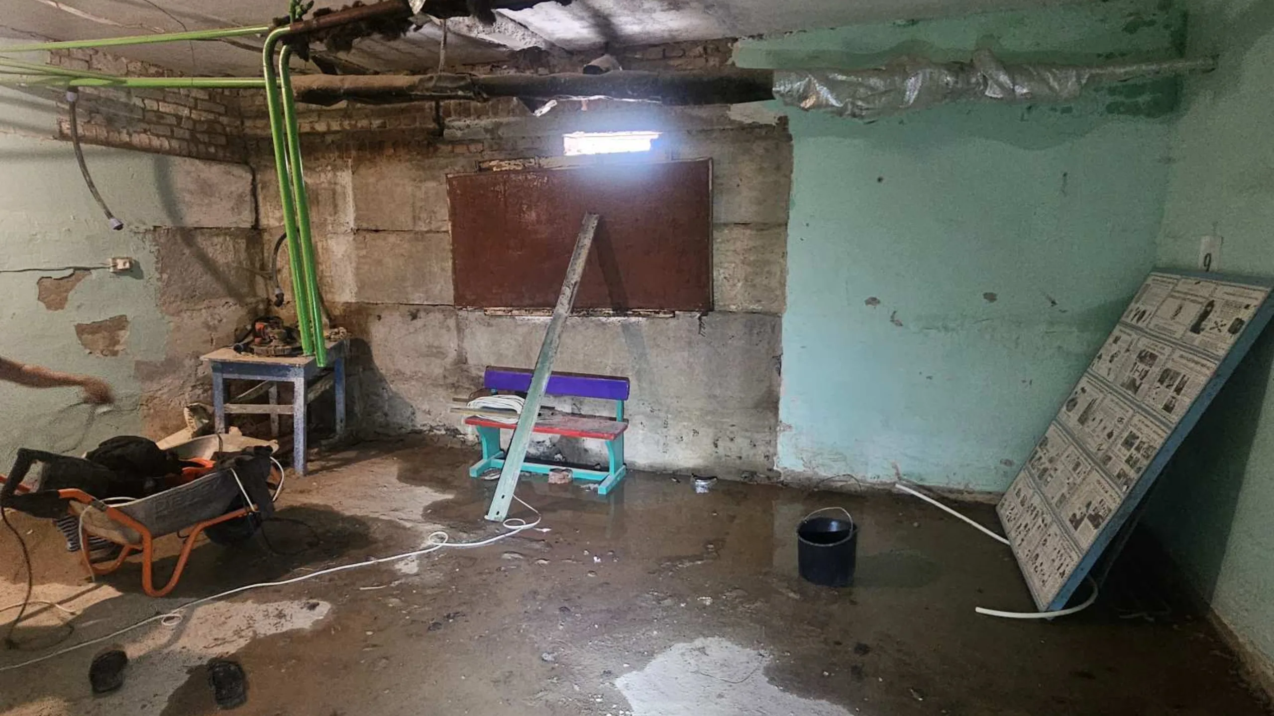 El sótano de una escuela secundaria local en Kovpyta antes de las obras de renovación. ©UNOPS/Veronika Yaresko