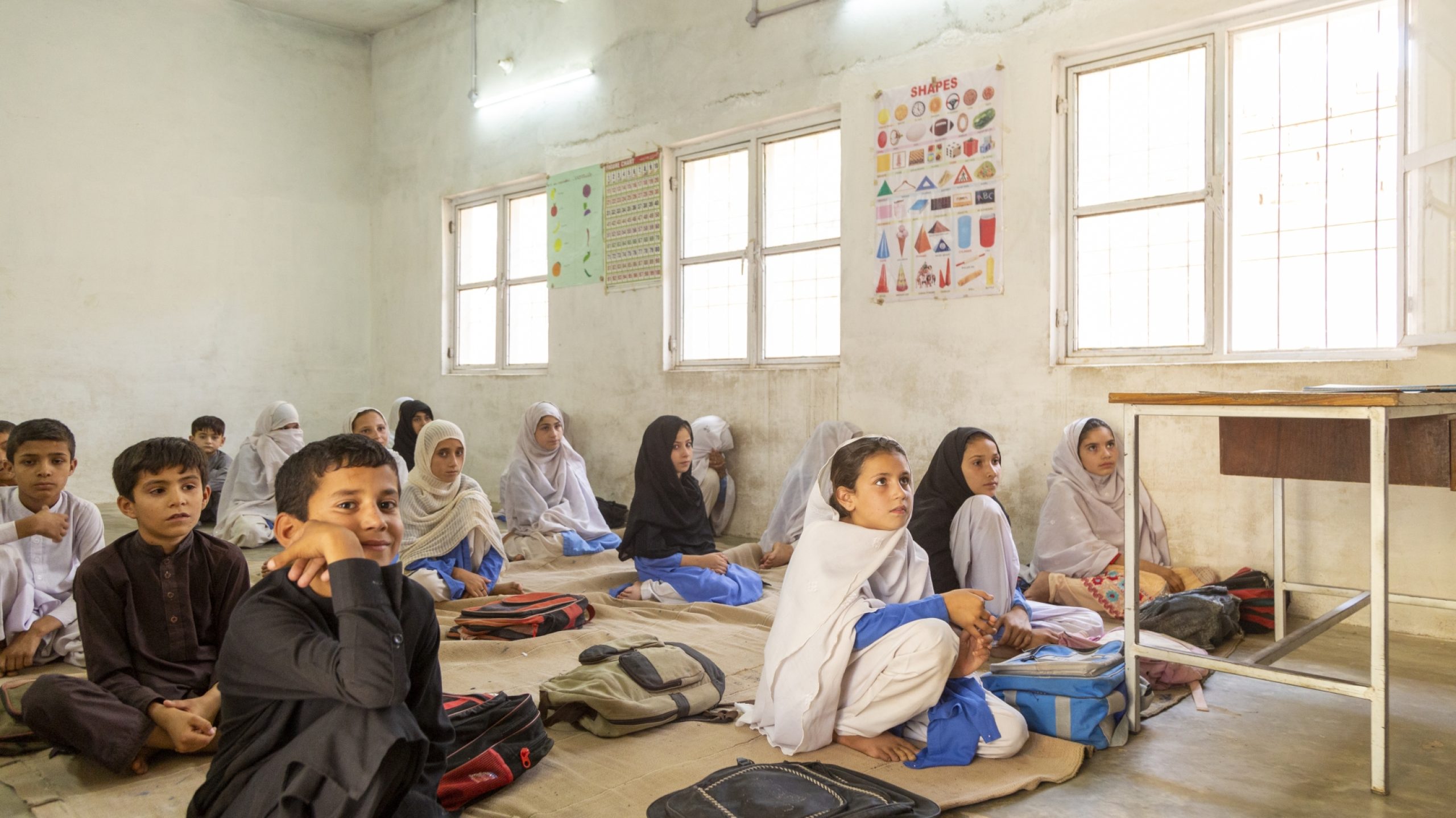 Se instalaron ventiladores y luces en todas las aulas de las escuelas a fin de garantizar que los niños pudieran aprender en un entorno más cómodo.
