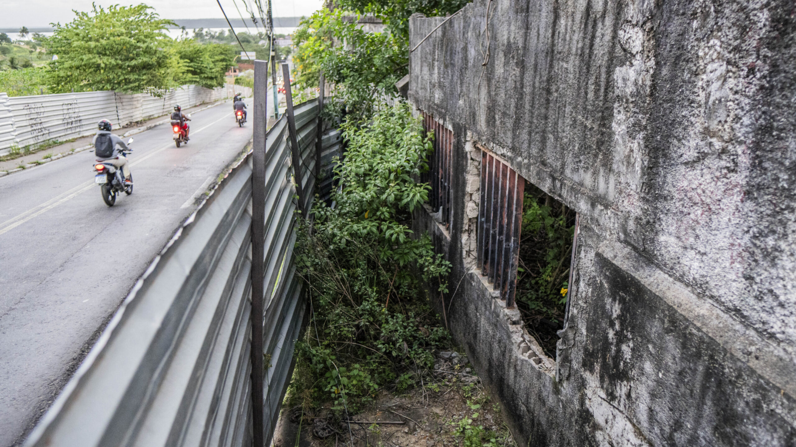 Des clôtures métalliques bordent le périmètre de la zone sinistrée.