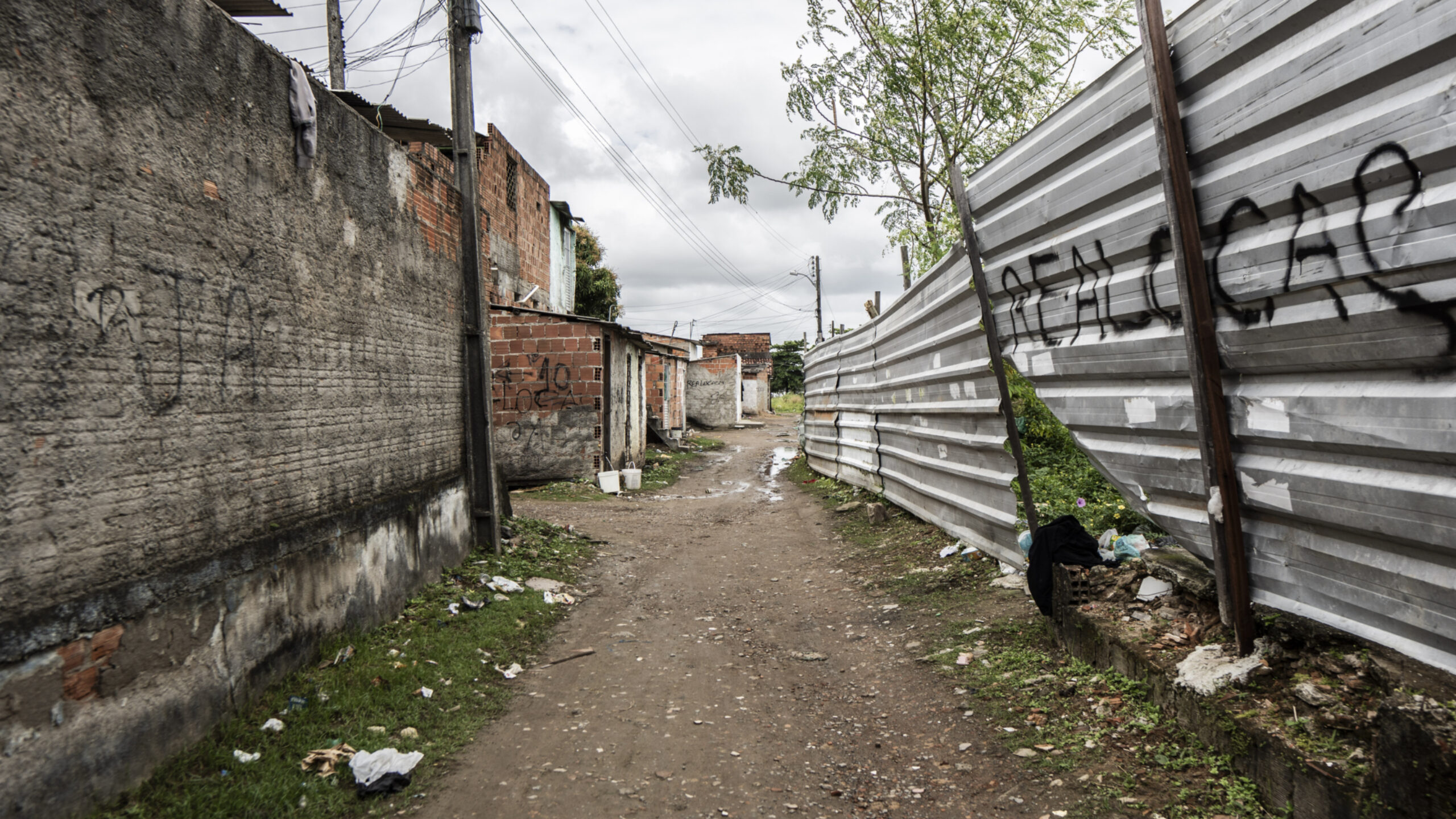 Les clôtures délimitent la zone condamnée et effaçant la mémoire de l’endroit où les communautés vivaient autrefois.