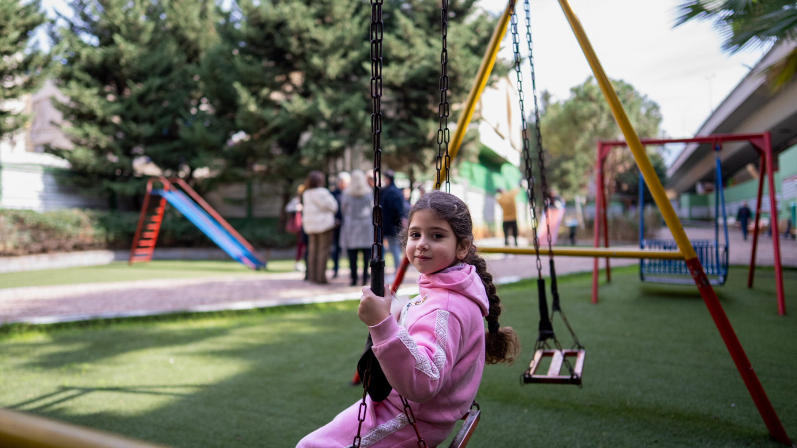«Me divierto cuando vengo a jugar, me siento feliz cuando juego en los columpio». – Lynn, refugiada siria, Bourj Hammoud