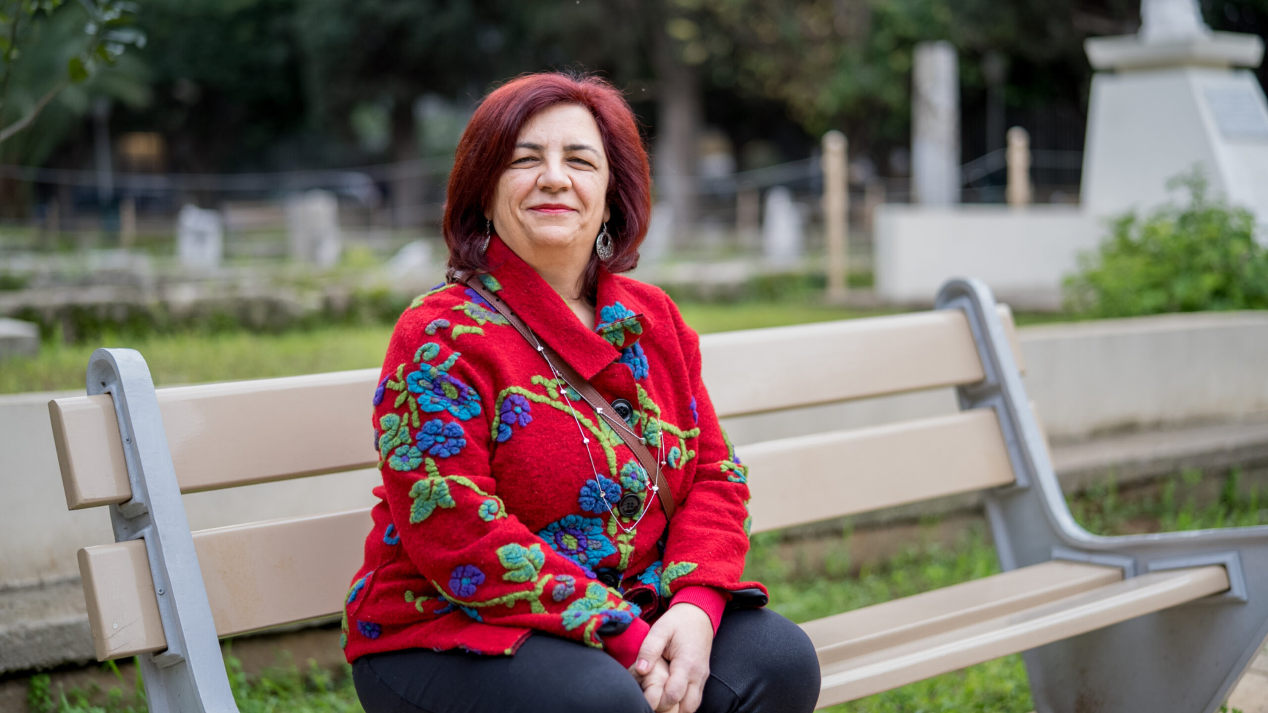 Suzan Abdel Rida, residente de Geitawa, puede relajarse y encuentra una renovada sensación de seguridad en las nuevas instalaciones públicas de su comunidad.