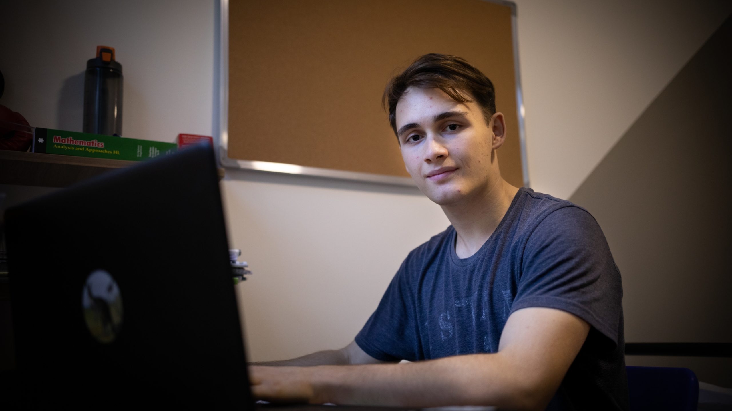 Chaque chambre est partagée par deux bénéficiaires. Sur cette image, Maksim Lukashkoui, du Bélarus, fait des travaux personnels.