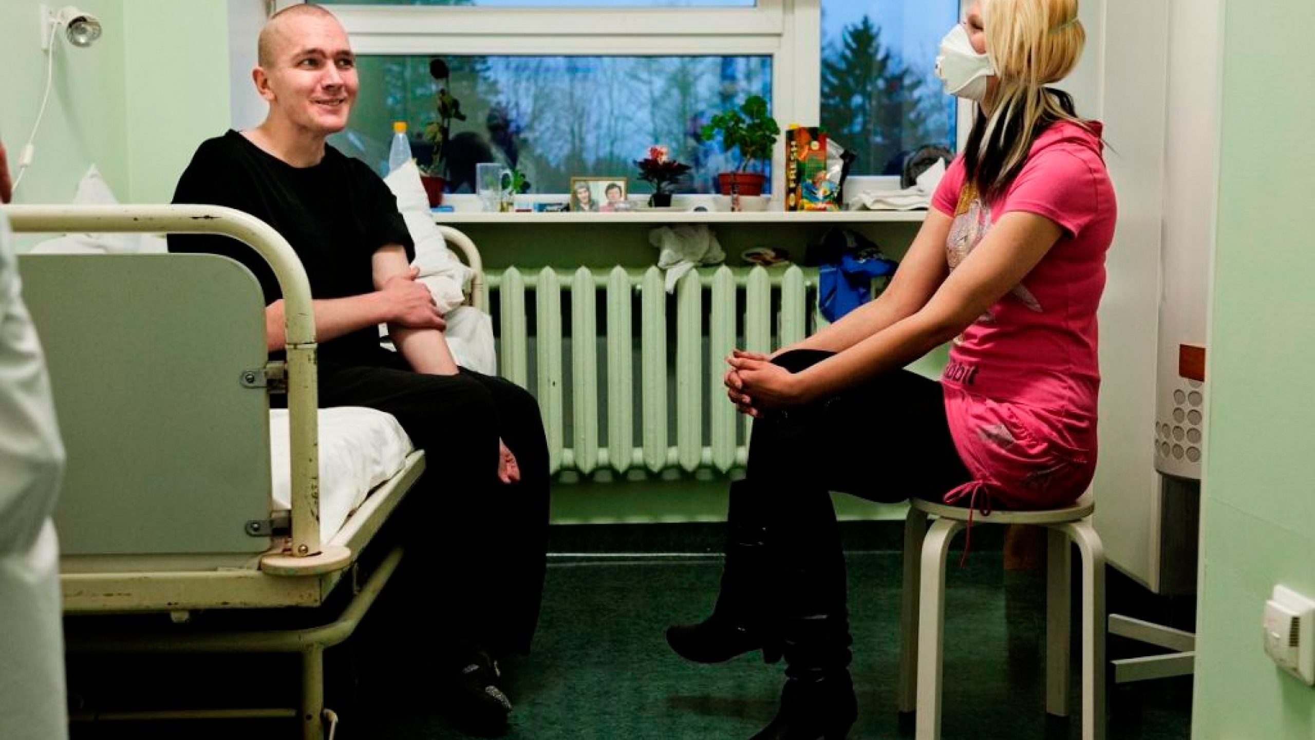 En Estonie, ce patient atteint de la tuberculose reçoit une visite à l’hôpital.