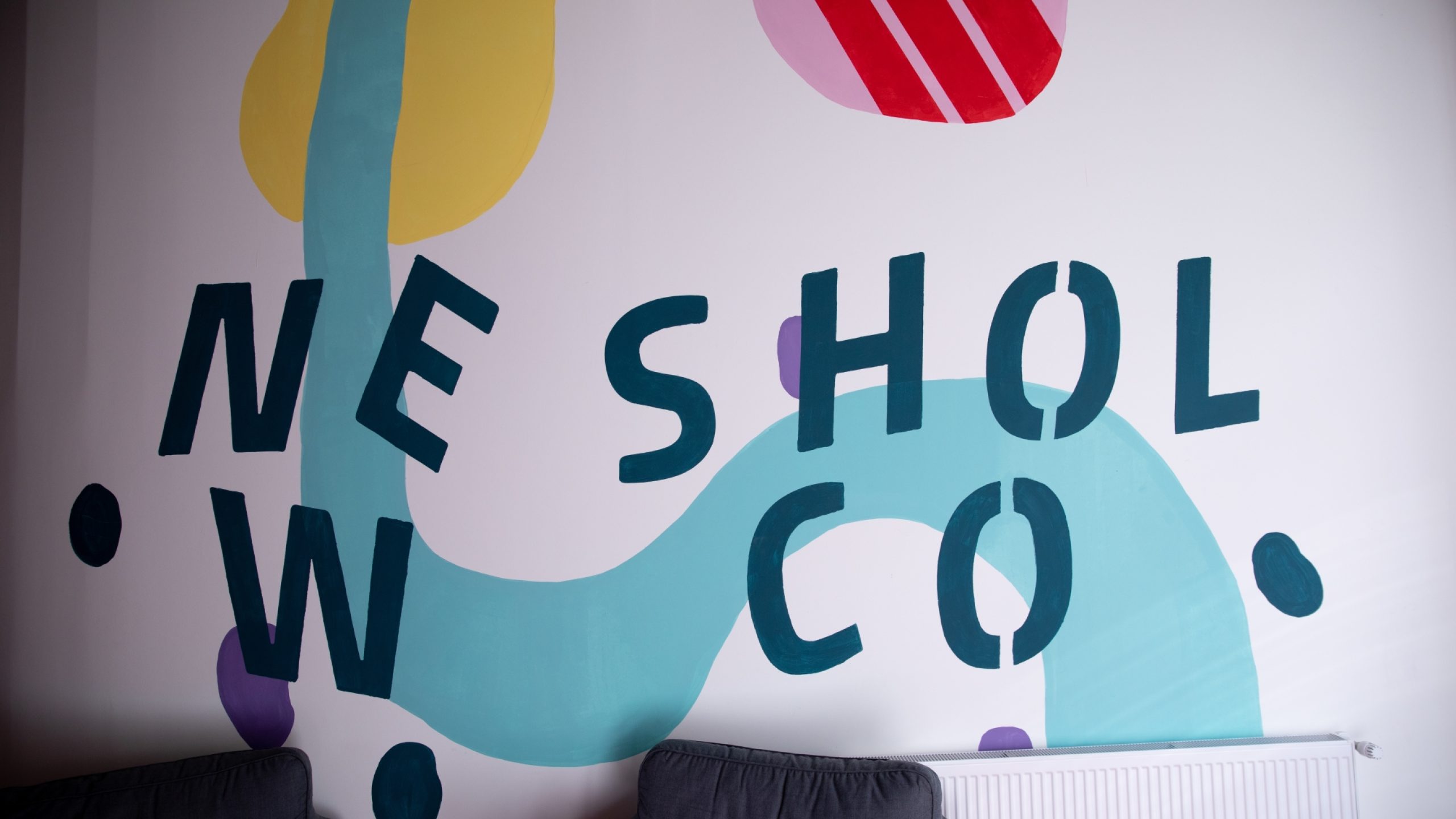 Une autre murale accueille les jeunes à l’entrée de la résidence étudiante.