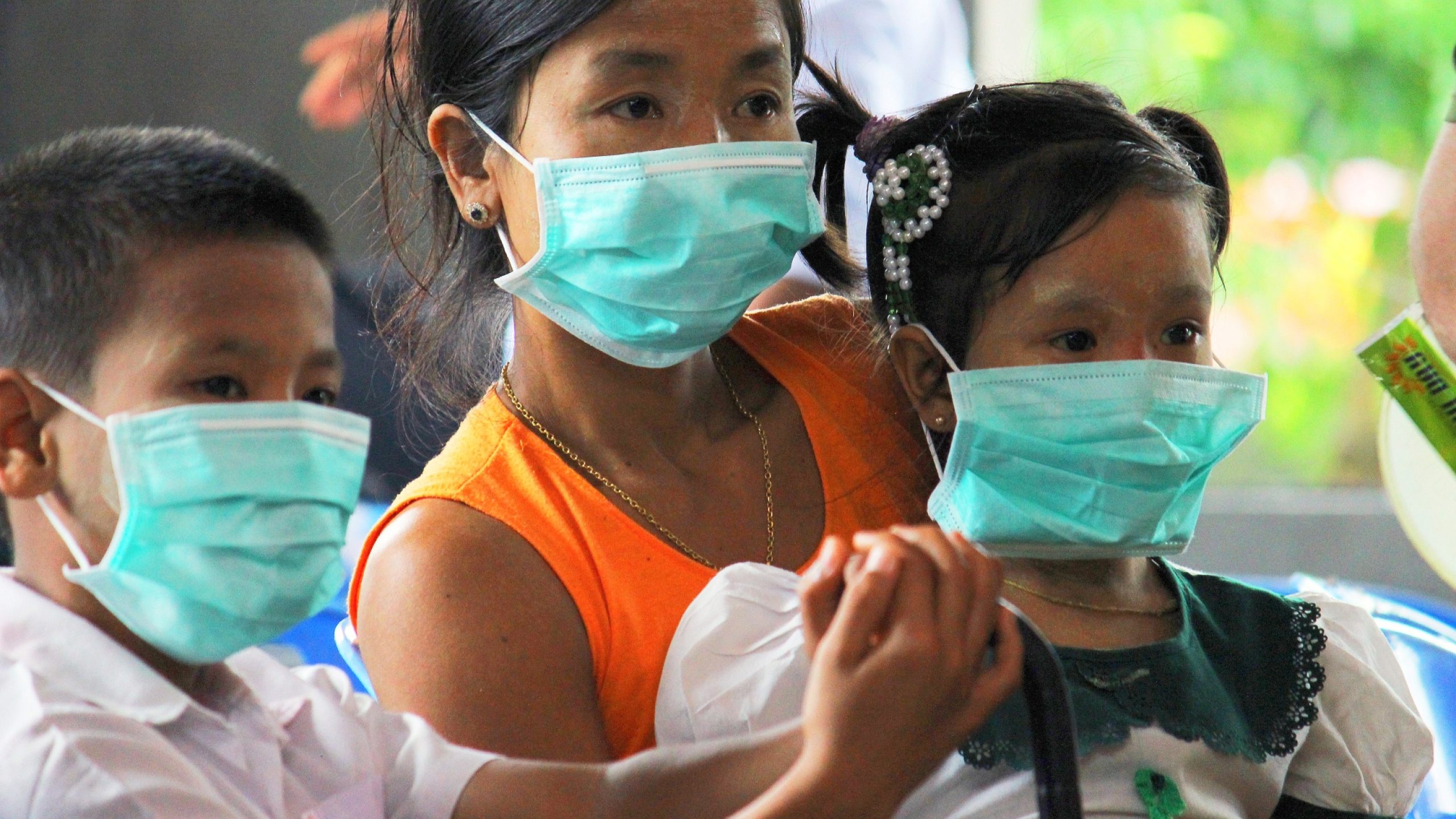 Au Myanmar, une mère et ses enfants attendent dans une clinique mobile de dépistage de la tuberculose.