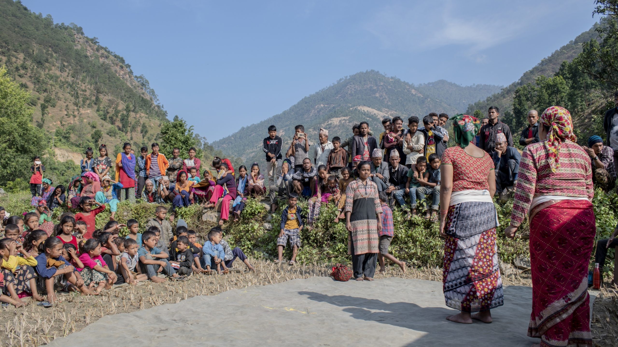 Une communauté regarde la pièce à Morkha, dans le district de Jajarkot. En scène, une jeune fille revient chez ses parents après avoir perdu son enfant.