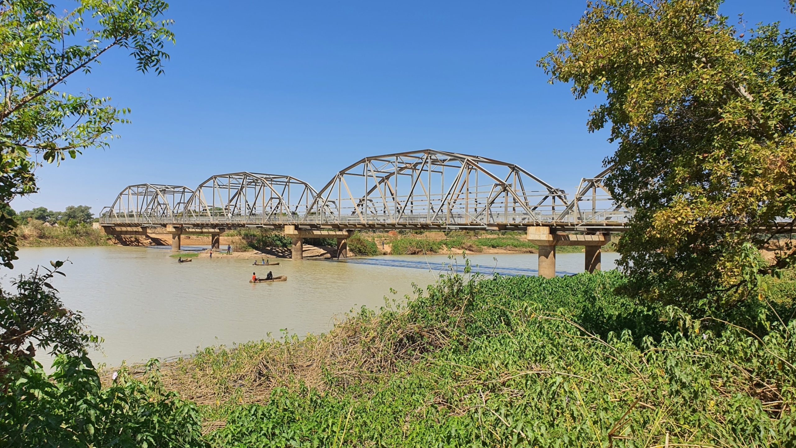 Han comenzado las obras en el puente Nyamlel, que será atravesado por una de las carreteras secundarias, para conectar la aldea de Nyamlel con Gok Machar y su mercado.