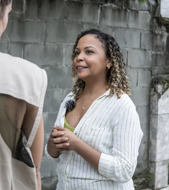 Roberta Santos, uma das moradoras deslocadas, falando com a equipe do projeto