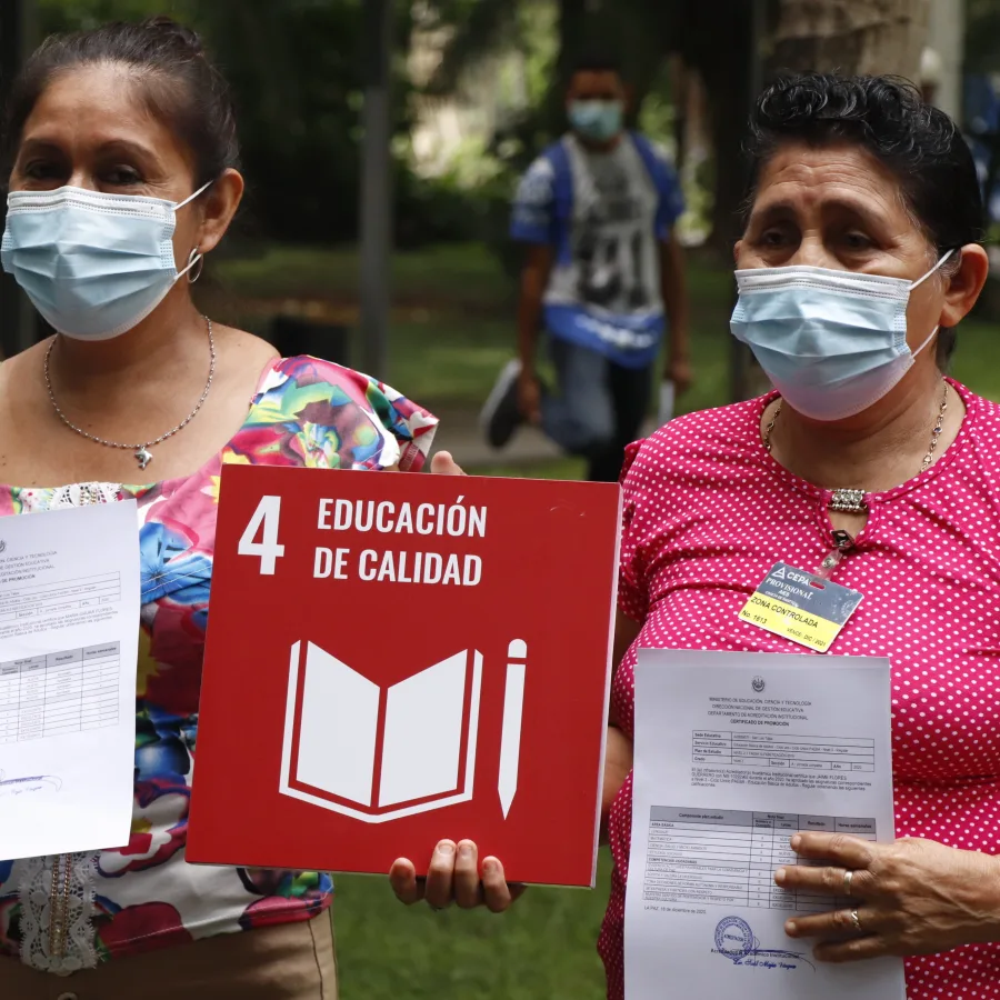María Isaura Flores Guerrero (izquierda) se gradúa de la iniciativa de alfabetización.