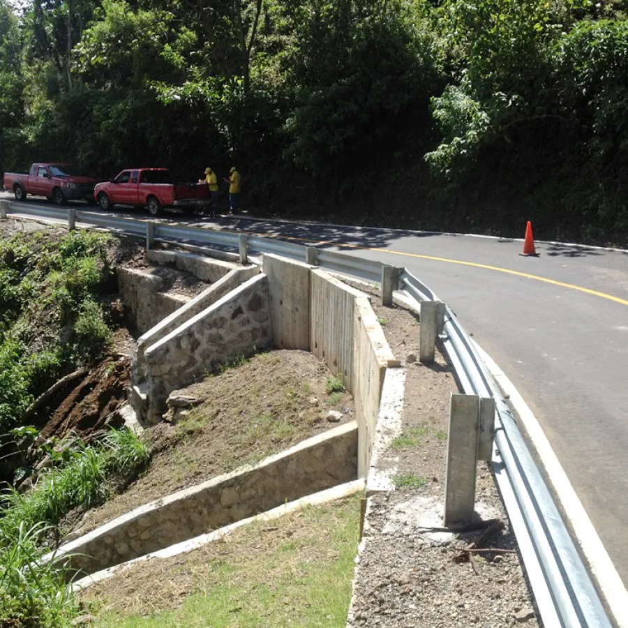En un esfuerzo por aumentar la resiliencia frente al cambio climático, UNOPS mejoró los sistemas de drenaje a lo largo de las carreteras rurales.