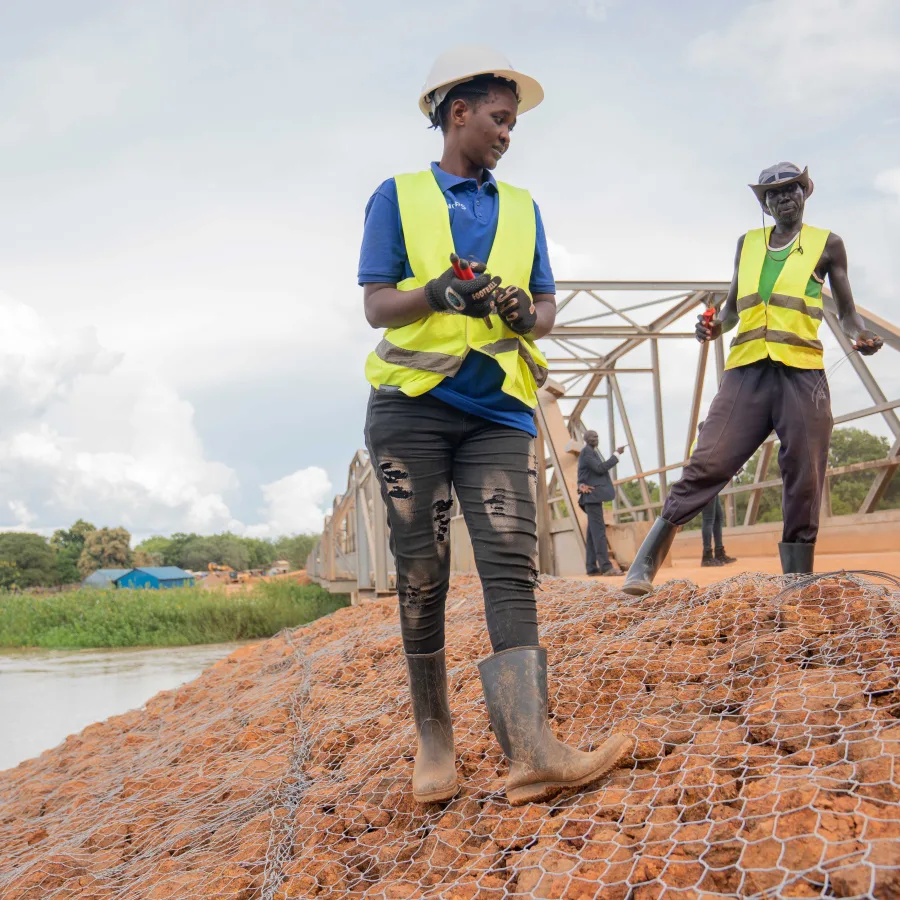 Martha Adut Anei trabaja en las obras del puente de Nyamlel.