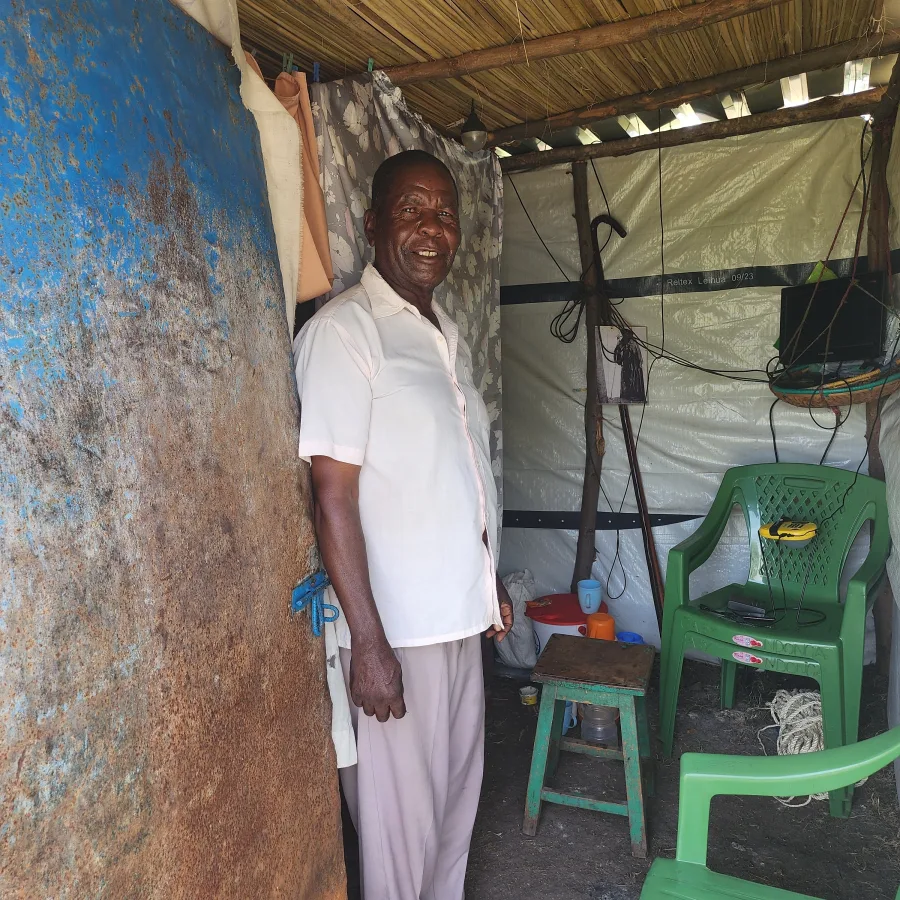Gabriel dentro de su nuevo hogar, una tienda de campaña donada por una de las muchas organizaciones de ayuda humanitaria.