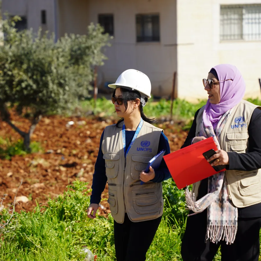 El equipo de proyecto de UNOPS visita las obras.