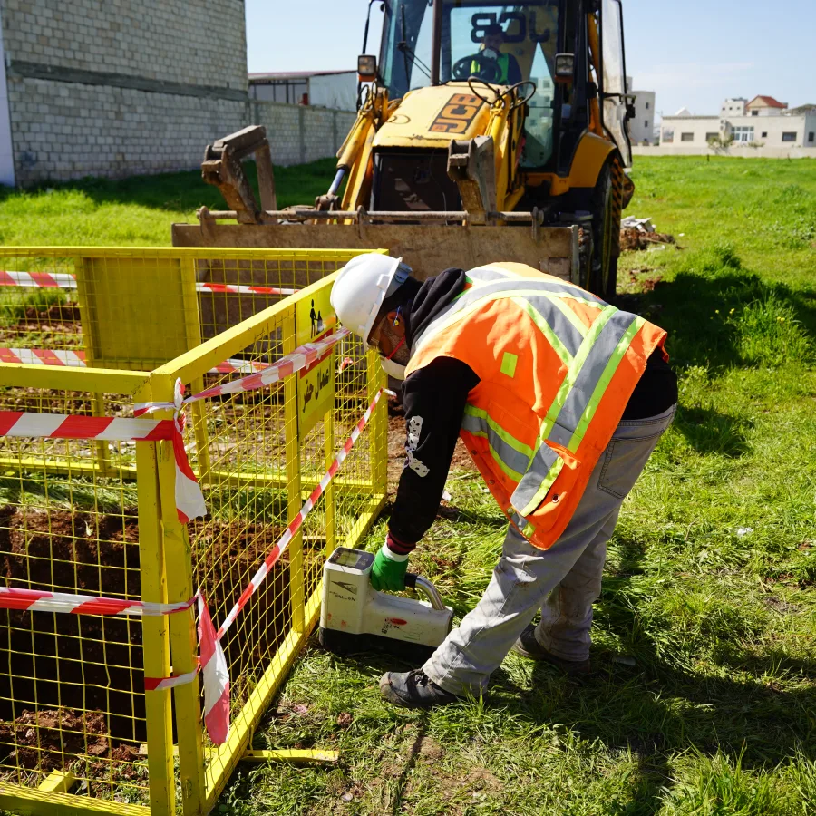 Medición de la profundidad subterránea para obras de instalación de tuberías.