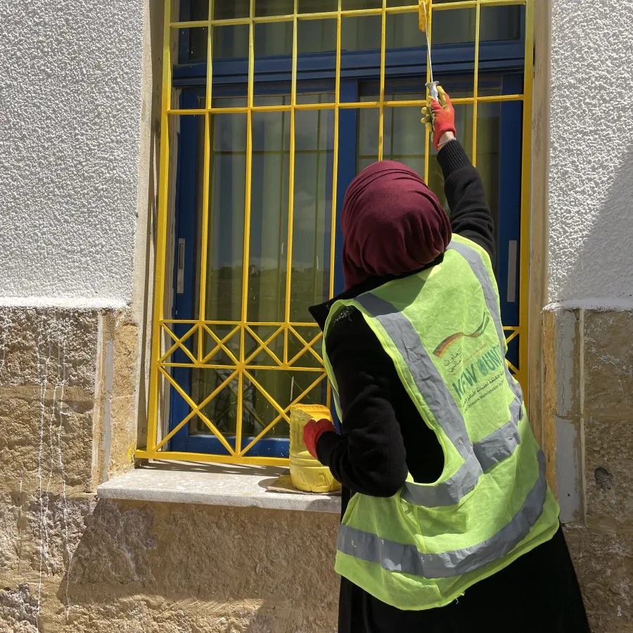 Les travaux d’entretien légers dans les écoles comprennent la peinture, la réparation de fenêtres et de portes ainsi que de petits travaux électriques.