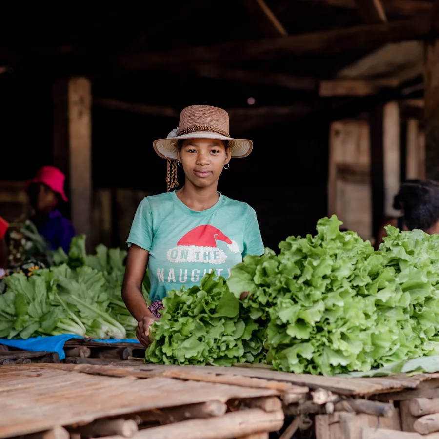 Rintsiva, una vendedora del mercado local de Angara, en la región de Fitovinany (Madagascar). © UNOPS/Harzoon Razafimandimby