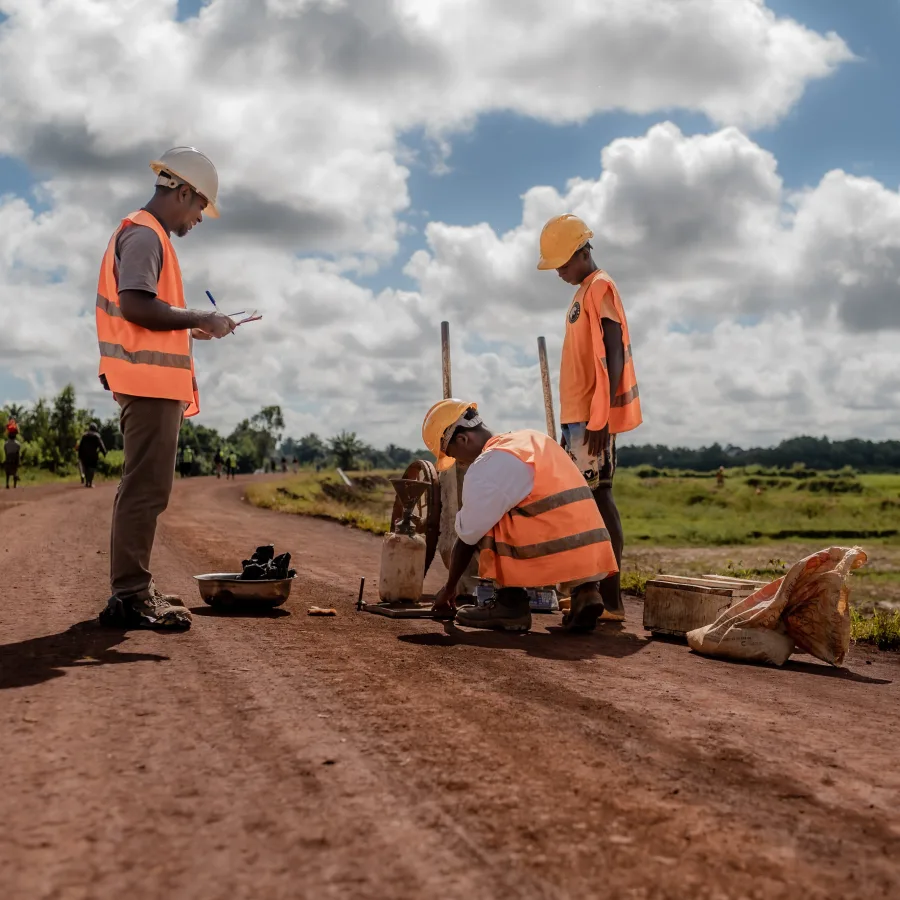 Personal de ingeniería durante las obras de rehabilitación de una carretera en la región de Fitovinany (Madagascar). © UNOPS/Harzoon Razafimandimby