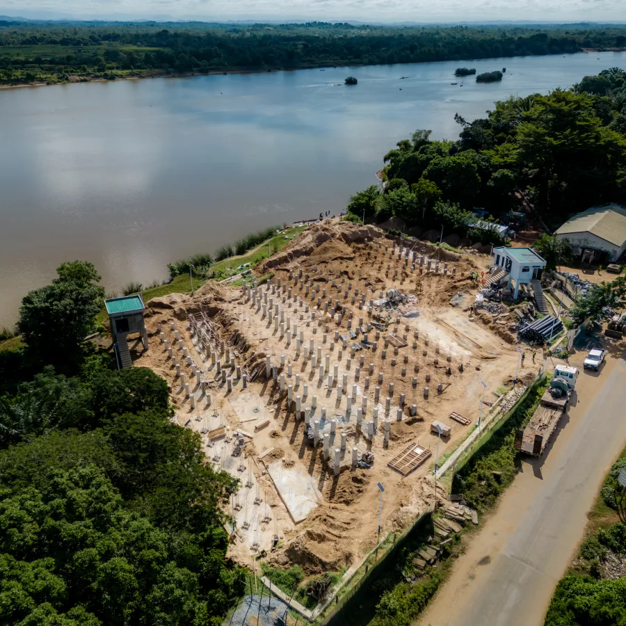 Vista aérea de una nueva estación de bombeo de agua con energía solar que se está construyendo en Vohipeno, en la región de Fitovinany (Madagascar). © UNOPS/Harzoon Razafimandimby