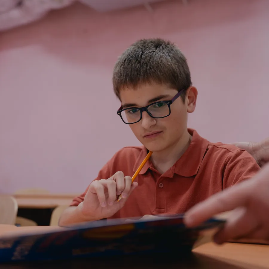 Illia estudia en el sótano renovado de una escuela secundaria local en Kovpyta. ©UNOPS/Veronika Yaresko